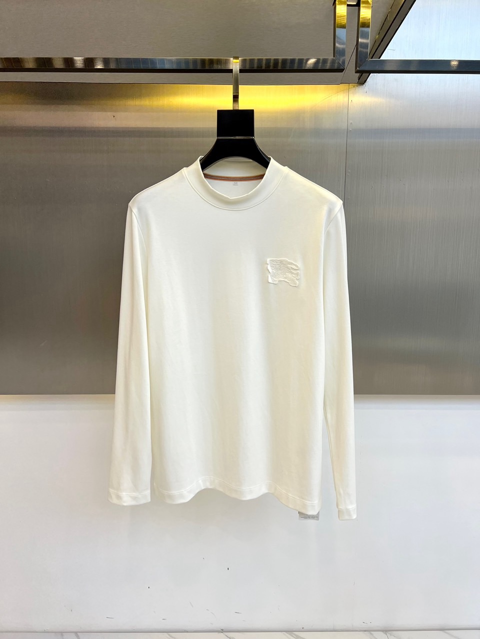 NO:600848,Burberry, the latest 25s autumn and winter semi-turtle collar base pullover sweatshirt, the fabric is made of double-sided high-count Lenzing Modal, you can tell it is very soft when you first buy it, and the upper body feels very good against the skin!  The fabric has good elasticity, is comfortable, breathable and slim-fitting, while not feeling restrictive. The chest patch is embroidered with a logo pattern!  Very exquisite, good fabrics can make the basic long-sleeved T-shirt not monotonous, but more fashionable. This can not only be worn as a base layer, but also will not look monotonous when worn alone. 48-56 (model weighs 173,143 pounds, upper body size 50),, burberry, burberry, hoodie, sweatshirts, tees, t-shirt, alexander wang19860909Bur巴宝莉、25s秋冬最新款半高领领打底套头卫衣打底,面料采用双面高支兰精莫代尔,入手便知非常柔软,上身亲肤感 极好！面料带有很好的弹力,舒适透气修身显 瘦的同时又无束缚感,胸口贴布绣logo图案标志点缀！非常精致,好面料才能让基础款的长袖T恤不在单调, 穿搭上多一份时尚,这款不仅可以内搭打底,单穿亦不会显得单调.48-56（模特173,143斤上身50码）,,burberry,burberry,hoodie,sweatshirts,tees，t-shirt,alexander wang,Men's clothing