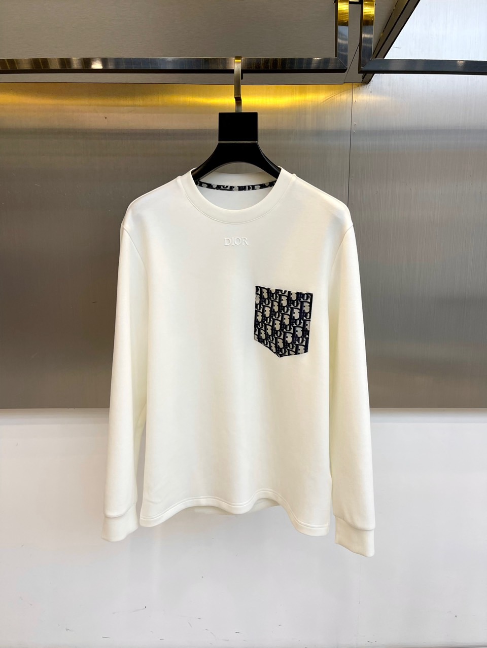 NO:600847,DIO Dior, 2025 autumn and winter long-sleeved T-shirt sweatshirt. The decorative pocket on the left side of the chest echoes the classic presbyopia pattern on the inside of the collar. The 'DIOR' logo in the center highlights the brand's century-old heritage - this is a pure interpretation of French elegance.  The golden ratio of 29.5 modal + 12.5 cotton + 6 spandex + 29.5 viscose + 22.5 polyester. The unique blended fabric is both soft and skin-friendly and has a stiff texture, making this base layer an elegant choice across seasons.  Wear it alone to show the delicate details of presbyopia, and wear it low-key with the collar logo exposed inside. The irregular hem reflected by the metal wall tells DIOR's perfect balance of tradition and innovation. 48-56 (model weighs 173,143 pounds, upper body size 50),, dior, dior, hoodie, sweatshirts, tees, t-shirt, gold, alexander wang19860909DIO迪奥、2025秋冬长袖T恤卫衣.胸前左侧装饰性口袋与领口内侧的经典老花图案相呼应,正中央'DIOR'标志彰显品牌百年传承——这是法式优雅的纯粹诠释. 29.5莫代尔+12.5棉+6氨纶+29.5粘纤+22.5聚酯纤维黄金配比,独特混纺面料兼具柔软亲肤与挺括质感,让这件打底衫成为跨越季节的优雅选择. 单穿展现老花细节的精致,内搭露出领口标志的低调.金属墙面折射的不规则下摆,诉说着DIOR对传统与创新的完美平衡.48-56（模特173,143斤上身50码）,,dior,dior,hoodie,sweatshirts,tees，t-shirt,gold,alexander wang,Men's clothing