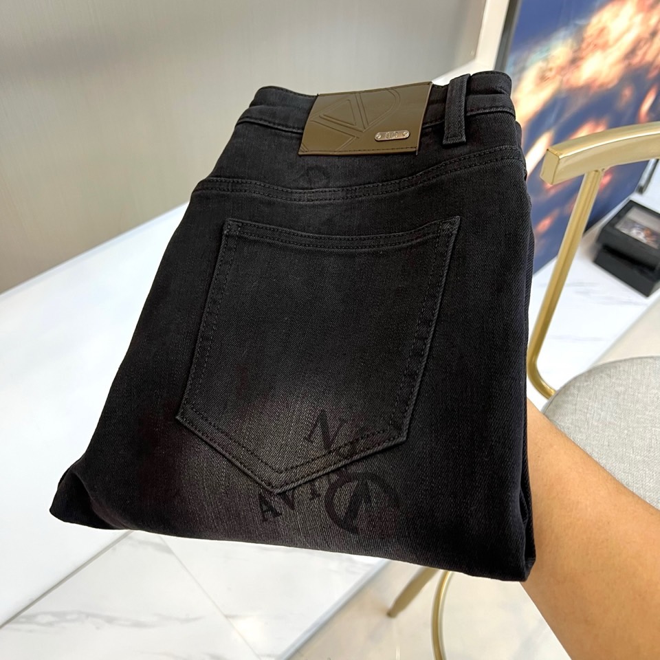 NO:600853,Valentino's new dark indigo slim-fit jeans for autumn and winter 2025 reshape contemporary denim aesthetics with refined tailoring. The style uses three-dimensional micro-elastic fabric to outline smooth leg lines. The mid-low waist design is combined with three-dimensional tailoring technology to maintain a crisp silhouette while ensuring wearing comfort. The waistband is embossed with matte dark brown leather panels, and is paired with a metal nameplate engraved with VALENTINO's classic logo, which echoes the brand logo concealed and hot-printed below the trouser pockets.  Its design injects the brand's high-end genes into daily wear, and the elastic denim fabric is suitable for a variety of event scenarios. It can be paired with a silk shirt to create an evening style, or it can be paired with a motorcycle leather jacket to create a modern style. From business casual to night parties, these jeans feature the luxurious texture of leather panels and precise lines.  The structure has become a carrier connecting Italian craftsmanship and street fashion, interpreting Valentino’s in-depth exploration of modern dress aesthetics. 29-38 (no 37),,valentino,valentino,jeans,shirts,leather  jacket,alexander wang19860909Valentino 华伦天奴、2025秋冬新品深靛蓝修身牛仔裤,以精炼剪裁重塑当代丹宁美学.款式采用立体微弹面料勾勒流畅腿部线条,中低腰设计结合立体剪裁工艺,在保持挺括轮廓的同时确保穿着舒适度.裤腰处压印哑光深棕皮质饰片,搭配镌刻VALENTINO经典标识的金属铭牌,与裤袋下方暗纹烫印的品牌Logo形成细节呼应. 其设计将品牌高定基因注入日常着装,弹性丹宁面料适应多种活动场景.可搭配丝质衬衫演绎晚装风情,亦可与机车皮衣碰撞出摩登型格.从商务休闲到夜间派对,这款牛仔裤以皮质饰片的奢华质感与精准的线条结构,成为连接意式工艺与街头时尚的载体,诠释Valentino对现代着装美学的深度探索.29-38（无37）,,valentino,valentino,jeans,shirts,leather jacket,alexander wang,Men's clothing