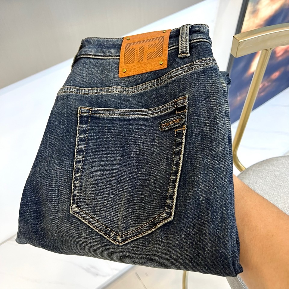 NO:600855,Tom Ford  Tom Ford, 2025 autumn and winter new dark blue jeans, reshape the classic denim aesthetics with clean tailoring. The style adopts a slim straight silhouette, embellished with the iconic brown leather label on the back waist, and the eye-catching 'TF' brand logo is embossed, symbolizing the low-key luxury brand gene. The edges of the back pockets are outlined with precision stitching, and are decorated with mini leather label details to show exquisite craftsmanship. The fabric is made of high-quality elastic  Sexy denim presents a layered retro blue tone through a special washing process. Its design combines urban modernity and pragmatism. It can be paired with a silk shirt to create an evening look, or it can be paired with a leather jacket for a tough style. From business casual to fashion parties, these jeans, with minimalist logo design and exquisite detail processing, have become a carrier that connects the concept of high-end ready-to-wear and daily wear, interpreting Tom  Ford's precise control of modern wardrobe.29-38 (no 37),,tom ford,tom ford,jeans,jackets & coats,shirts,alexander wang19860909Tom Ford 汤姆福特、2025秋冬新品深蓝色牛仔裤,以利落剪裁重塑经典单宁美学.款式采用修身直筒廓形,后腰处点缀标志性棕色皮革标牌,压印醒目的'TF'品牌标识,象征低调奢华的品牌基因.后袋边缘以精密车线勾勒轮廓,搭配迷你皮标装饰细节,展现精湛工艺.面料选用高品质弹性丹宁,通过特殊水洗工艺呈现富有层次的复古蓝调.其设计将都市摩登与实用主义相融合,可搭配丝质衬衫打造晚间造型,亦可与皮质外套碰撞出硬朗风格.从商务休闲到时尚派对,这款牛仔裤以极简的标识设计与考究的细节处理,成为连接高级成衣理念与日常着装的载体,诠释Tom Ford对现代衣橱的精准把控.29-38（无37）,,tom ford,tom ford,jeans,jackets & coats,shirts,alexander wang,Men's clothing
