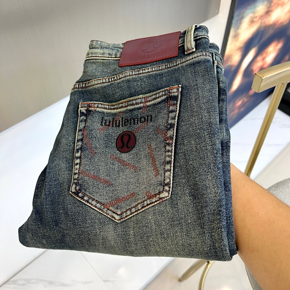 NO:600857,Lululemon  Lulu, the new jeans for autumn and winter 2025, reshape the daily wearing experience with classic denim styles and sports technology fabrics. The style adopts three-dimensional tailoring technology and optimizes leg lines through precise trouser line design. The back pocket is decorated with the iconic Ω symbol hot stamping and repeated arrangement of the brand logo, giving the simple design details ingenuity. The fabric is made of the brand's unique Adaptiv smart denim, incorporating trace amounts of Lycra fiber to enhance the freedom of movement, and is washed to present a natural retro texture.  Maintaining elasticity on all four sides. Its design injects sports function into daily wear. It can be paired with sports bras to create a casual look, or layered with sweaters to show urban fashion. From yoga classrooms to weekend street corners, this pair of jeans combines iconic symbols with smart fabrics to become a carrier that connects sports life and fashion attitude, interpreting lululemon's continuous exploration of the symbiosis of comfort and style. 29-36 (no 35),,jeans,alexander  wang19860909Lululemon 露露、2025秋冬新品牛仔裤,以经典牛仔版型融合运动科技面料重塑日常穿着体验.款式采用立体剪裁工艺,通过精准的裤线设计优化腿部线条,后袋饰有标志性Ω符号烫印与重复排列的品牌标识,赋予简约设计细节巧思.面料选用品牌独有的Adaptiv智能牛仔布,融入微量莱卡纤维提升活动自由度,经水洗处理呈现自然复古肌理的同时保持四面弹性.其设计将运动机能注入日常着装,可搭配运动内衣打造休闲造型,亦可与针织衫层叠穿搭展现都市时尚感.从瑜伽教室到周末街角,这款牛仔裤以标志性符号与智能面料的结合,成为连接运动生活与时尚态度的载体,诠释lululemon对舒适与风格共生的持续探索.29-36（无35）,,jeans,alexander wang,Men's clothing