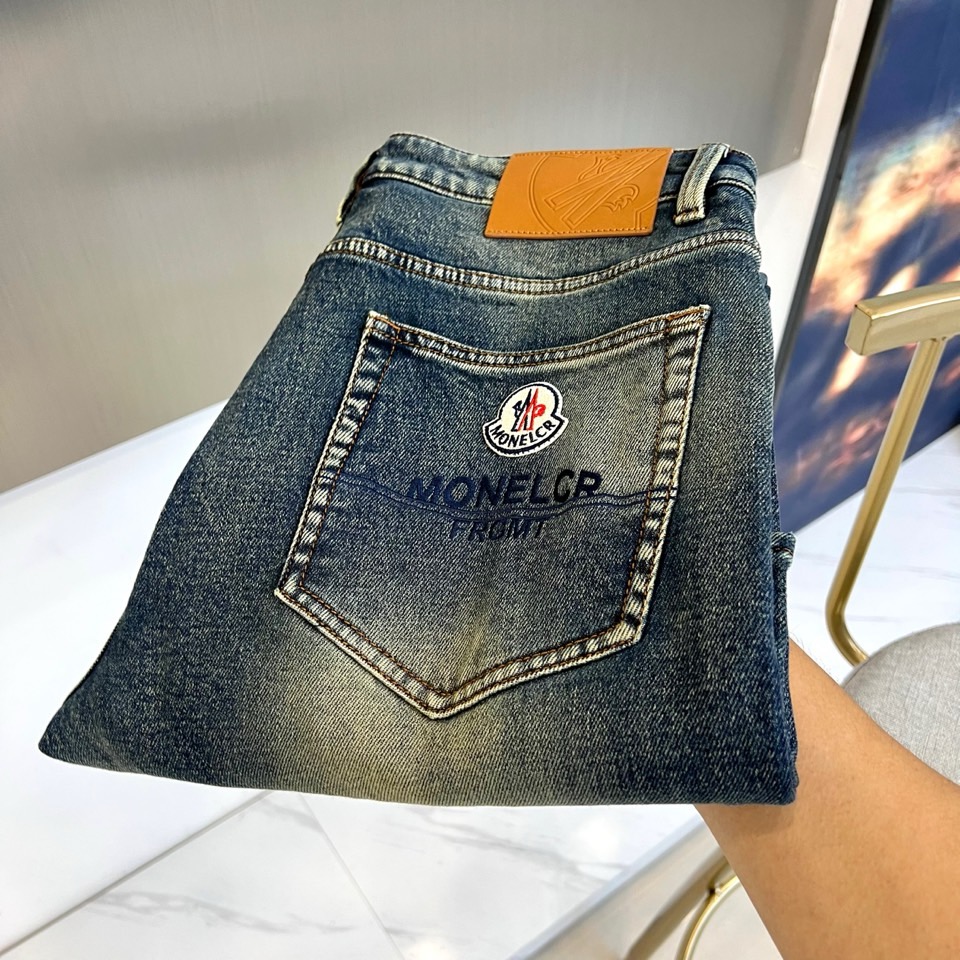 NO:600858,Mon, the new dark blue jeans for autumn and winter 2025, interprets urban functional aesthetics with retro washed blue. The style is slim and straight cut, with the brand's iconic red, blue and white three-color circular logo on the back pocket, and 'MONCLER' embroidered below  'FROM' is written in black, and a brown leather label is embellished on the waist to record the brand's historical growth rings. The fabric is made of elastic denim and incorporates trace amounts of technical fibers to enhance freedom of movement. Its design blends Alpine outdoor genes with street style, and can be paired with sports shoes for a casual look, or with work boots for a mixed-match look. From urban exploration to  For outings in the suburbs, these jeans, with logo details and retro wash technology, have become a carrier that connects functionalism and fashion attitude, interpreting Moncler’s contemporary reconstruction of classic items. 29-38 (no 37),,Moncler,boots,sneakers,jeans,alexander  wang19860909Mon蒙口、2025秋冬新品深蓝色牛仔裤,以复古水洗蓝调诠释都市机能美学.款式采用修身直筒剪裁,后袋饰以品牌标志性红蓝白三色圆形徽标,下方绣有'MONCLER FROM'黑色字样,腰际点缀棕色皮质标签刻录品牌历史年轮.面料选用弹性丹宁材质,融入微量科技纤维提升活动自由度.其设计将阿尔卑斯户外基因与街头风格相融,可搭配运动鞋呈现休闲造型,亦可与工装靴碰撞出混搭层次.从城市探索到近郊出行,这款牛仔裤以徽标细节与复古水洗工艺,成为连接功能主义与时尚态度的载体,诠释Moncler对经典单品的当代重构.29-38（无37）,,Moncler,boots,sneakers,jeans,alexander wang,Men's clothing
