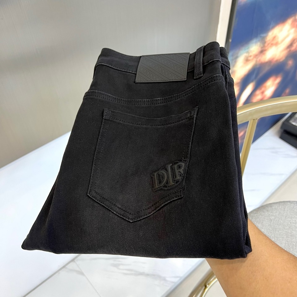 NO:600859,Dior Dior, 2025 autumn and winter new black jeans, interpret modern luxury aesthetics with minimalist design. The style adopts a smooth and neat straight cut, with a black leather label embellished above the back pocket, and the surface is decorated with an exquisite 'DIOR' brand embroidery logo. The font is three-dimensional and textured, highlighting high-end craftsmanship. The fabric is made of high-quality denim material, with simple and smooth lines, ensuring both comfort and style. The style is simple and luxurious  Hua, can be paired with a white top to create a casual style, or combined with a sophisticated shirt to show business casual charm. This pair of jeans perfectly combines Dior's classic elegance and contemporary fashion, becoming an indispensable and versatile item in the autumn and winter wardrobe, injecting the wearer with unique charm and confident style. 29-38 (no 37),, dior, dior, jeans, shirts, alexander  wang19860909Dior迪奥、2025秋冬新品黑色牛仔裤,以极简设计诠释现代奢华美学.款式采用流畅利落的直筒剪裁,后袋上方点缀黑色皮质标牌,表面饰以精致的'DIOR'品牌刺绣标识,字体立体富有质感,凸显高端工艺.面料选用优质丹宁材质,线条简洁流畅,确保穿着舒适性与型格兼备.风格简约奢华,可搭配白色上衣打造休闲风尚,或与精致衬衫组合展现商务休闲魅力.这款牛仔裤完美融合Dior的经典优雅与当代时尚,成为秋冬衣橱中不可或缺的百搭单品,为穿着者注入独特魅力与自信风采.29-38（无37）,,dior,dior,jeans,shirts,alexander wang,Men's clothing