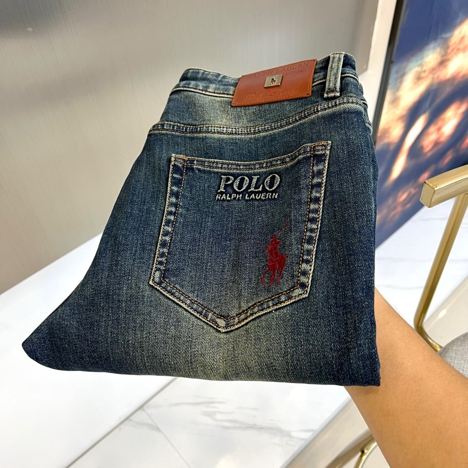 NO:600860,Polo Ralph Lauren's 2025 new autumn and winter dark blue jeans interpret urban casual business style with classic American style. The style adopts a smooth straight cut, and the back pocket design is decorated with the brand's signature element, brown leather label embossed POLO RALPH  LAUREN wording, silver stitching finely outlines the bag mouth, and exquisite embroidered pony logo, highlighting low-key luxury. The fabric is made of high-quality denim material, which is given a retro texture through stonewashing process, with both comfort and crisp styling. Its design combines practicality and elegant details  , can be paired with a sweater to create a business casual look, or can be combined with leather shoes to enhance the gentlemanly temperament. From the office to weekend parties, with its simple and elegant silhouette and the brand's inherited craftsmanship aesthetics, these jeans have become a must-have item in the autumn and winter wardrobe that connects classics and fashion, interpreting Polo  Ralph Lauren's contemporary take on timeless style. 29-38 (no 37), Loro Piana, Jeans, Alexander Wang19860909Polo Ralph Lauren 2025秋冬新品深蓝色牛仔裤,以经典美式风格演绎都市休闲商务风范.款式采用流畅直筒剪裁,后袋设计饰有品牌标志性元素棕色皮革标签压印POLO RALPH LAUREN字样,银色线迹精细勾勒袋口轮廓,搭配精致刺绣小马标,彰显低调奢华.面料选用优质丹宁材质,通过石磨水洗工艺呈现复古质感,兼具舒适度与挺括造型感.其设计融合实用性与优雅细节,可搭配针织衫打造商务休闲造型,亦能与皮鞋组合强化绅士气质.从办公室到周末聚会,这款牛仔裤以简约大气的廓形与品牌传承的工艺美学,成为秋冬衣橱中连接经典与时尚的必备单品,诠释Polo Ralph Lauren对永恒风格的当代诠释.29-38（无37）,,loro piana,jeans,alexander wang,Men's clothing