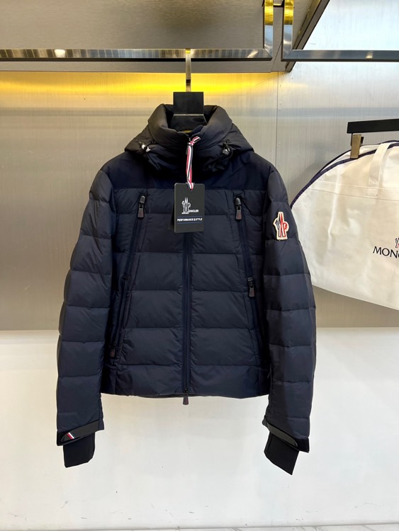 NO:600867,MON Mouth Mouth (White Goose Velvet), the new ski jacket for autumn and winter 2025, reshapes professional protective aesthetics with Alpine genes. The style adopts a hooded design with an adjustable windproof drawstring, and the stiff brim structure enhances practicality in the snow. The body is formed with a three-dimensional checkered texture through precise horizontal quilting technology to ensure that the 90 white goose down filling is evenly distributed. The left sleeve is embellished with the iconic red, white and blue three-color badge, echoing the braided rope details of the front zipper puller.  The fabric is made of innovative technological materials. The main body is made of nylon to ensure wind resistance and wear resistance, and the shoulder part is made of a blend of 83 nylon and 17 spandex to improve mobility. The lining is made of nylon to ensure a skin-friendly experience, and the filling strictly follows the top standard of white goose down with a cashmeage content of 90%. The fine craftsmanship made in Romania is reflected in every stitching detail, and the washing label clearly guides professional maintenance methods.  Its design integrates mountain protection genes into the urban context. It can be paired with the same series of snow pants to build a complete equipment system, or it can also be used alone to cope with the cold wave in the city. From downhill skiing to winter commuting, this ski jacket has the visual tension of horizontal quilting and professional down technology, becoming a cross-border work that connects extreme sports and daily travel, interpreting MONCLER's ultimate pursuit of functional aesthetics. 1-5 (model is 173, 143 pounds, upper body size 2), Moncler, down  jacket,hats,alexander wang19860909MON蒙口（白鹅绒）、2025秋冬新作滑雪服,以阿尔卑斯山系基因重塑专业防护美学.款式采用连帽设计搭配可调节防风抽绳,帽檐硬挺结构增强雪地实用性.衣身通过精准的横向绗缝工艺形成立体方格纹理,确保90白鹅绒填充均匀分布,左袖点缀标志性红白蓝三色徽章,与前襟拉链头的编织绳细节遥相呼应. 面料采用创新科技材质主体选用锦纶保证防风耐磨,过肩部位采用83锦纶与17氨纶混纺提升活动弹性.里料为锦纶材质确保亲肤体验,填充物严格遵循含绒量90白鹅绒的顶级标准.罗马尼亚制造的精细工艺体现在每处缝线细节,洗涤标签明确指导专业养护方式. 其设计将高山防护基因融入都市语境,可搭配同系列雪裤构建完整装备体系,亦能单独应对城市寒潮.从雪场速降到冬日通勤,这款滑雪服以横向绗缝的视觉张力与专业羽绒工艺,成为连接极限运动与日常穿行的跨界之作,诠释MONCLER对机能美学的极致追求.1-5（模特173,143斤上身2码）,,Moncler,down jacket,hats,alexander wang,Men's clothing