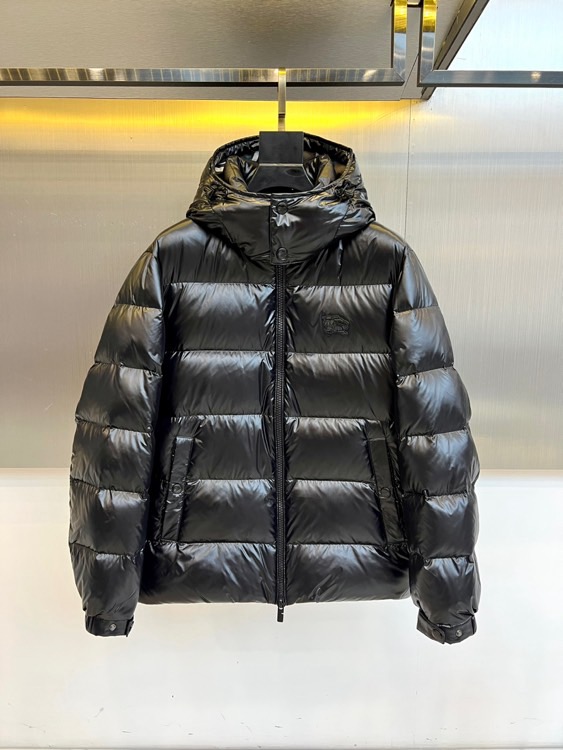 NO:600870,Burberry, the new plaid down jacket for autumn and winter 2025, interprets British outdoor aesthetics in classic black. The style adopts a hooded design with an adjustable drawstring system, a smooth zipper closure on the front, and diagonal pockets on both sides integrated into three-dimensional tailoring. The body is fixed with high-quality down through precise diamond quilting, and the left chest is embellished with the brand's signature plaid badge. The fabric is made of nylon to ensure windproof performance, and the lining is polyester fiber, filled with high-quality duck down with a 90% down content.  Its design combines traditional plaid genes with modern pragmatism. It can be paired with bottoms of the same series to enhance the overall look, or it can be paired with jeans for a fun mix and match. From commuting in the city to outings in the suburbs, this down jacket has become a winter model that connects century-old heritage and contemporary life with its precise quilting technology and professional thermal performance.  Strictly implement GB/T14272-down standards and Category C safety regulations, interpreting Burberry's dual pursuit of quality and aesthetics. 48-56 (model weighs 173,143 pounds, upper body size 50),,burberry,burberry,jeans,down  jacket,hats,alexander wang19860909Bur巴宝莉、2025秋冬新品格纹羽绒服,以经典黑色演绎英伦户外美学.款式采用连帽设计搭配可调节抽绳系统,前襟配置顺滑拉链开合,两侧斜插口袋融入立体剪裁工艺.衣身通过精准的菱形绗缝固定优质羽绒,左胸点缀品牌标志性格纹徽章.面料采用锦纶材质确保防风性能,里料为聚酯纤维,填充90绒子含量的优质鸭绒. 其设计将传统格纹基因与现代实用主义相融合,可搭配同系列下装强化整体感,亦可与牛仔裤碰撞出混搭趣味.从城市通勤到郊外出行,这款羽绒服以精准的绗缝工艺与专业保暖性能,成为连接百年传承与当代生活的冬季典范.严格执行GB/T14272-羽绒标准与C类安全规范,诠释Burberry对品质与美学的双重追求.48-56（模特173,143斤上身50码）,,burberry,burberry,jeans,down jacket,hats,alexander wang,Men's clothing