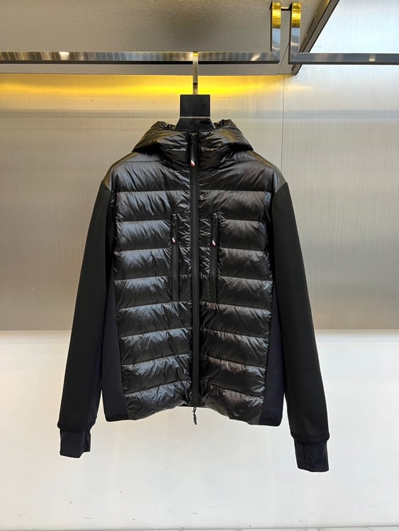 NO:600876,Moncler's new men's down jacket for the fall and winter of 2025 is a hooded design with a classic black color. The front piece is made of bright windproof fabric and is three-dimensionally divided by horizontal quilting. The back piece and sleeves are made of matte material.  It creates a texture contrast. The front is equipped with a smooth zipper opening and closing system, and diagonal pockets on both sides enhance practicality. The fabric is strictly made of nylon, and the lining is also nylon; the filling contains high-quality white duck down with 90% down content, strictly following the GB/T14272-down standard.  Its design combines Alpine outdoor genes with modern tailoring. It can be paired with casual trousers to create an urban look or cope with light outdoor scenes. From urban commuting to outings in the suburbs, this down jacket has a collision of shiny and matte materials, precise down filling technology and practical details. It has become a winter item that connects professional protection and daily fashion, interpreting Moncler's continuous exploration of functional aesthetics. Sizes 1-5 (model 173,143 pounds upper body size 2),,Moncler,down jacket,hats,alexander  wang19860909Moncler蒙口、2025秋冬新品男士羽绒服,以经典黑色演绎都市机能美学.款式采用连帽设计,前片选用亮面防风面料并通过横向绗缝工艺形成立体分割,后片与袖部采用哑光材质形成质感对比.前襟配置顺滑拉链开合系统,两侧斜插口袋增强实用性.面料严格采用锦纶材质,里料同为锦纶；填充物含90绒子含量的优质白鸭绒,严格执行GB/T14272-羽绒标准. 其设计将阿尔卑斯户外基因与现代剪裁相融合,可搭配休闲长裤打造都市造型,亦可应对轻度户外场景.从城市通勤到郊外出行,这款羽绒服以亮面与哑光的材质碰撞、精准的充绒工艺与实用细节,成为连接专业防护与日常时尚的冬季单品,诠释Moncler对功能美学的持续探索.1-5码（模特173,143斤上身2码）,,Moncler,down jacket,hats,alexander wang,Men's clothing