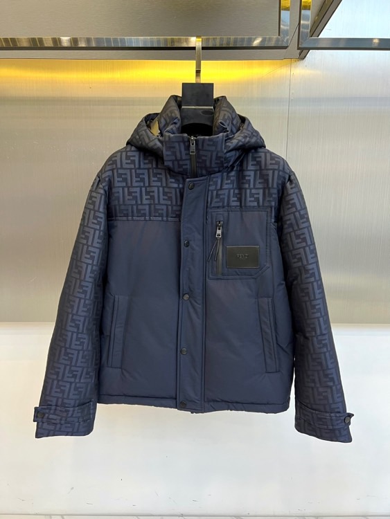 NO:600882,FEND Fendi (goose down), 2025 autumn and winter new hooded down jacket jacket, uses deep navy blue to interpret urban functional aesthetics. The style adopts a hooded design with an innovative zipper and button double closure system, and the left chest is equipped with a zipper opening with a brand embossed leather patch  The bag and body are cleverly integrated into the classic double F jacquard pattern. The fabric is made of 54.1 cotton and 45.9 nylon blended material, and is partially spliced with 55 polyester fiber and 45 viscose fiber fabrics to form a modern silhouette through three-dimensional tailoring. The lining is made of nylon to ensure smooth wearing.  The goose down jacket is based on pragmatism and is filled with high-quality goose down with 90% down content. The navy blue color is matched with rhombus quilting technology and strictly follows the GB/T14272-down standard. It can be paired with casual trousers to create an urban look and can also meet outdoor protection needs.  Both items demonstrate ingenuity with details. FENDI continues its luxurious genes through leather brand logos and jacquard patterns, and professional down craftsmanship shows practical aesthetics. From urban roaming to suburban exploration, these designs have become autumn and winter models that connect fashion attitude and functional needs, interpreting the brand's persistent pursuit of quality. 48-56 (model 173,143 pounds, upper body size 50),,fendi,fendi,jackets & coats,jackets & coats,down jacket,hats,alexander wang19860909FEND芬迪（鹅绒）、2025秋冬新品连帽羽绒服夹克外套,以深邃藏青色演绎都市机能美学.款式采用连帽设计搭配创新拉链与纽扣双重闭合系统,左胸配备带品牌压花皮牌的拉链口袋,衣身巧妙融入经典双F提花图案.面料采用54.1棉与45.9锦纶混纺材质,局部拼接55聚酯纤维与45粘纤面料,通过立体剪裁形成现代廓形.里料采用锦纶保证穿着顺滑度. 鹅绒服则以实用主义为核心,填充90绒子含量的优质鹅绒,藏青色调搭配菱格绗缝工艺,严格执行GB/T14272-羽绒标准.可搭配休闲长裤打造都市造型,亦能满足户外防护需求. 两款单品均以细节彰显匠心,FENDI通过皮牌标识与提花图案延续奢华基因,专业羽绒工艺展现实用美学.从城市漫游到郊外探索,这些设计成为连接时尚态度与功能需求的秋冬典范,诠释品牌对品质的执着追求.48-56（模特173,143斤上身50码）,,fendi,fendi,jackets & coats,jackets & coats,down jacket,hats,alexander wang,Men's clothing