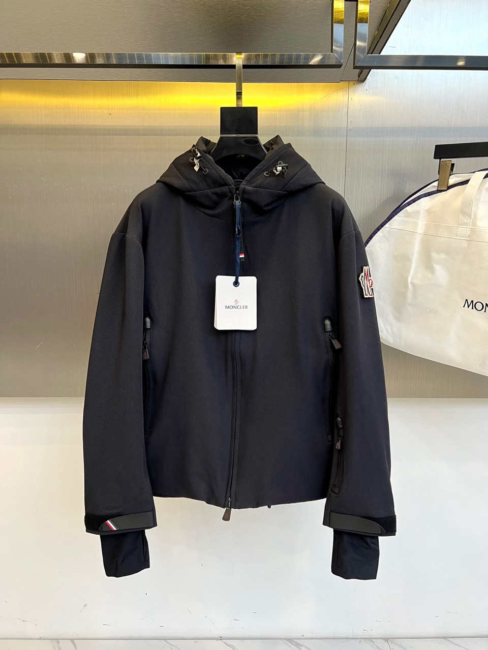 NO:600885,Moncler muzzle (white goose velvet), 2025 autumn and winter new professional ski clothing, reshapes outdoor aesthetics with Alpine genes. The style adopts a hooded design with an adjustable windproof drawstring, and the front is equipped with a smooth waterproof zipper system.  The three-dimensional side pockets enhance practical functions. The left sleeve is decorated with the brand's classic red, white and blue badge. The body uses three-dimensional diamond quilting technology to ensure that 90 white goose down is evenly distributed. The fabric is made of a precise ratio of 71 nylon, 23 viscose fiber and 6 spandex.  It has both windproof and abrasion resistance and flexible elasticity. The Romanian manufacturing technology is reflected in precise stitching and detail processing. It can be paired with professional snow pants to complete the ski equipment system, and can also be integrated into daily urban wear. From skiing to urban commuting, this ski suit has professional protective performance and modern design language, becoming a cross-border work that connects alpine sports and fashion life. 1-5 (model 173, 143 pounds upper body size 2), Moncler, hats, alexander  wang19860909Moncler蒙口（白鹅绒）、2025秋冬新款专业滑雪服,以阿尔卑斯山系基因重塑户外美学.款式采用连帽设计搭配可调节防风抽绳,前襟配置顺滑防水拉链系统,两侧立体插袋增强实用功能.左袖饰有品牌经典红白蓝三色徽章,衣身通过立体菱形绗缝工艺确保90白鹅绒均匀分布,面料采用71锦纶、23粘胶纤维与6氨纶的精密配比,兼具防风耐磨性与活动弹性.罗马尼亚制造工艺体现在精准缝线与细节处理,可搭配专业雪裤完善滑雪装备体系,亦可融入都市日常穿搭.从雪场驰骋到城市通勤,这款滑雪服以专业防护性能与摩登设计语言,成为连接高山运动与时尚生活的跨界之作.1-5（模特173,143斤上身2码）,,Moncler,hats,alexander wang,Men's clothing