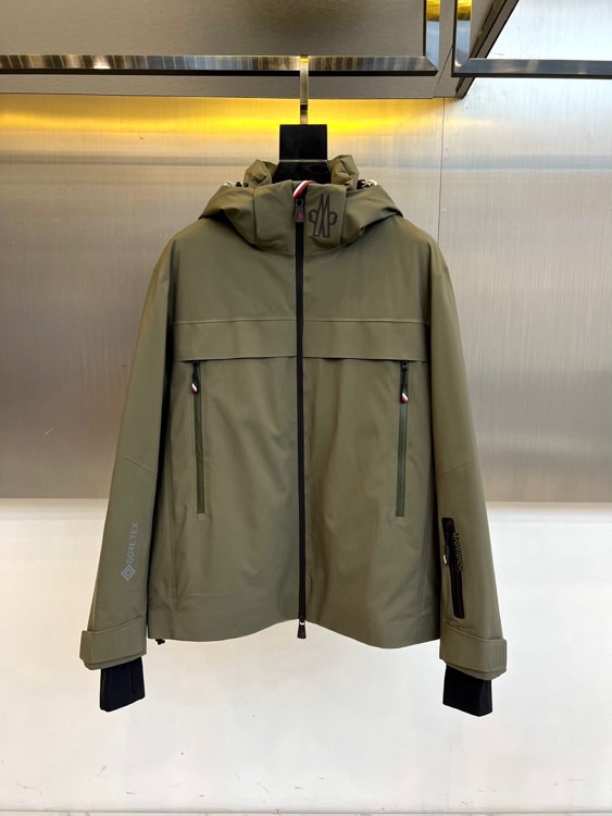 NO:600888,Mon, the 2025 autumn and winter new ski down jacket, uses GORE-TEX technical fabrics to reshape outdoor functional aesthetics. The style adopts a hooded design with a smooth zipper opening and closing system. The hood is decorated with brand logo printing, and is equipped with practical pockets with zippers on both sides. The zipper pulls are embellished with red, white and blue details. The left sleeve is clearly marked with the GORE-TEX technical logo, demonstrating professional waterproof and breathable performance; the right sleeve is embellished with the brand logo to enhance identity.  The fabric is strictly made of polyester fiber shell, combined with the Teflon brand's patented protection technology, to achieve dual protection effects of water-repellent and oil-repellent; it is filled with high-quality white duck down with 90% down content and strictly follows the GB/T14272-down standard. Its three-dimensional tailoring optimizes the freedom of movement through a slightly wide silhouette. It can be paired with outdoor trousers to cope with the mountain climate, or it can be integrated into daily urban wear.  From rainy and snowy weather to urban commuting, this down jacket combines the protection of GORE-TEX technology with the warmth of down to become an all-round item that connects professional outdoor and life scenes. The three-color details and simple design language complement each other, interpreting the brand's in-depth exploration of functional aesthetics. Sizes 1-5 (model 173,143 pounds upper body size 2), Moncler, down jacket, hats, alexander wang19860909Mon蒙口、2025秋冬新品滑雪羽绒服,以GORE-TEX科技面料重塑户外机能美学.款式采用连帽设计搭配顺滑拉链开合系统,帽身饰有品牌标识印花,两侧配备带拉链的实用口袋,拉链头以红白蓝三色细节点缀.左袖清晰标注GORE-TEX技术标识,彰显专业防水透气性能；右袖点缀品牌标志强化身份认同. 面料严格采用聚酯纤维外壳,结合Teflon品牌专利防护技术,实现防泼水、防泼油的双重防护效果；内填充90绒子含量的优质白鸭绒,严格执行GB/T14272-羽绒标准.其立体剪裁通过微阔廓形优化活动自由度,可搭配户外长裤应对山地气候,亦可融入都市日常穿搭. 从雨雪天气到城市通勤,这款羽绒服以GORE-TEX科技防护性与羽绒保暖性的完美结合,成为连接专业户外与生活场景的全能单品.三色细节与简约设计语言相得益彰,诠释品牌对功能美学的深度探索.1-5码（模特173,143斤上身2码）,,Moncler,down jacket,hats,alexander wang,Men's clothing