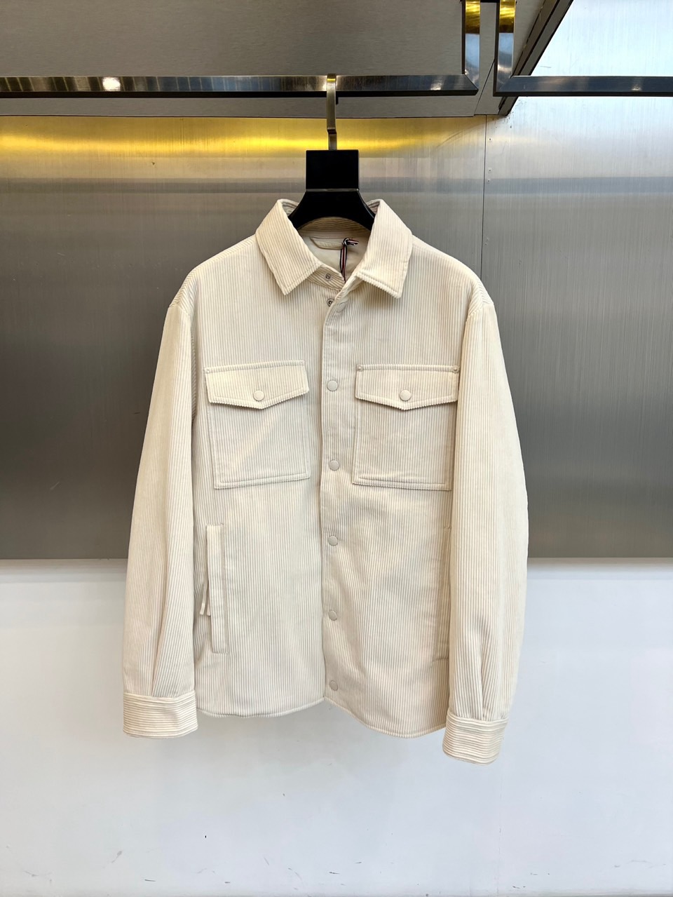 NO:600862,Moncler's new 2025 autumn and winter off-white lapel down jacket, which is covered with a muzzle, uses corduroy material to recreate retro fashion aesthetics. The style adopts a classic lapel design, with round buttons on both sides to decorate the patch pockets, and the front placket is equipped with multiple white buttons for closure.  The cuffs adopt precision sewing technology to ensure a crisp fit. The fabric is made of cotton corduroy, the lining is made of nylon, and it is filled with high-quality white duck down with 90% down content. It strictly follows the GB/T14272-down standard and GB18401-2010  Class C safety regulations.  Its design combines retro genes with modern practicality. The corduroy material gives it a warm texture, and the button details add sophistication. It can be paired with casual trousers to demonstrate urban literary style, or it can be combined with skirts to create a fun mix and match. From daily outings to social occasions, this jacket is gentle in off-white tones.  Texture and the retro texture of corduroy have become a fashion carrier that connects classic aesthetics with contemporary life, interpreting the brand’s dual pursuit of materials and craftsmanship. 48-56 (model weighs 173,143 pounds, upper body size 50), Moncler, skirts, jackets  & coats,down jacket,alexander wang19860909Moncler蒙口、2025秋冬新品米白色翻领羽绒服外套,以灯芯绒材质重塑复古时尚美学.款式采用经典翻领设计,衣身两侧点缀圆形纽扣装饰贴袋,前襟配有多颗白色纽扣开合系统,袖口采用精密车线工艺确保版型挺括.面料选用棉质灯芯绒,里料为锦纶材质,填充90绒子含量的优质白鸭绒,严格执行GB/T14272-羽绒标准与GB18401-2010 C类安全规范. 其设计将复古基因与现代实穿性相融合,灯芯绒材质赋予温暖质感,纽扣细节增添精致度.可搭配休闲长裤演绎都市文艺风格,亦可与裙装碰撞出混搭趣味.从日常出街到社交场合,这款外套以米白色调的温柔质感与灯芯绒的复古肌理,成为连接经典美学与当代生活的时尚载体,诠释品牌对材质与工艺的双重追求.48-56（模特173,143斤上身50码）,,Moncler,skirts,jackets & coats,down jacket,alexander wang,Men's clothing