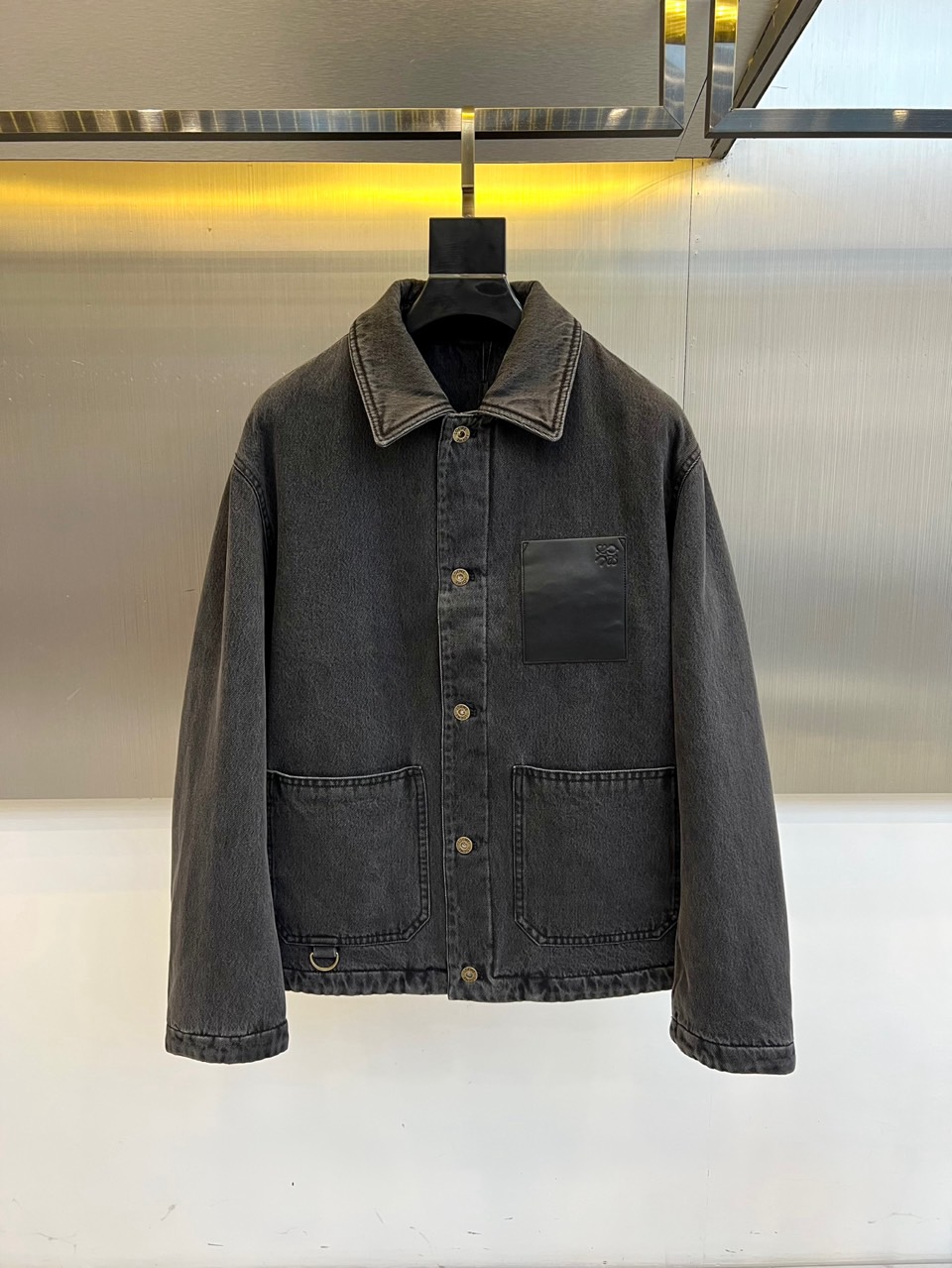 NO:600865,LOEW Loewe (goose down), 2025 autumn and winter new men's down denim jacket, uses dark gray tones to interpret the perfect blend of retro and modern. The style adopts a classic lapel design, with four old metal buttons on the front and the brand's iconic Ana on the left chest.  Black leather patch pockets embroidered with gram pattern, three-dimensional large-capacity pockets on both sides of the hem, and metal ring decoration hanging below the right pocket, injecting smart details into the simple design. The fabric is made of cotton denim, which uses a special washing process to present a natural aged texture.  The goose down jacket in the same series adheres to practical aesthetics. It has a stand-up collar design with smooth zippers and is filled with high-quality goose down with a 90% velvet content. The cut is neat and slim. It can be layered with a denim jacket to create a layered look, or it can be worn alone to show a simple style.  Both items use Loewe's signature craft language and integrate the heritage genes of the Anagram symbol into daily wear. From urban street scenes to casual socializing, through material contrast and ingenious details, they interpret the brand's avant-garde exploration of leather craftsmanship and ready-to-wear design, becoming a fashion carrier that connects the tradition of craftsmanship and contemporary life. 48-56 (model 173,143 pounds, upper body size 50),, loewe, loewe, jackets & coats, down jacket, alexander wang19860909LOEW罗意威（鹅绒）、2025秋冬新品男士羽绒牛仔外套,以深灰色调演绎复古与现代的完美交融.款式采用经典翻领设计,前襟点缀四颗做旧金属纽扣,左胸饰有品牌标志性Anagram图案刺绣黑色皮质贴袋,下摆两侧配备立体大容量口袋,右侧口袋下方悬垂金属圆环装饰,为简约设计注入灵动细节.面料选用棉质牛仔布,通过特殊水洗工艺呈现自然做旧肌理. 同系列鹅绒服则秉承实用美学,立领设计搭配顺滑拉链,填充90绒子含量的优质鹅绒,其剪裁利落修身,可通过叠穿牛仔外套塑造层次感造型,亦可单独展现简约风格. 两款单品均以罗意威标志性工艺语言,将Anagram符号的传承基因融入日常着装.从都市街景到休闲社交,通过材质对比与细节巧思,诠释品牌对皮革工艺与成衣设计的前卫探索,成为连接匠心传统与当代生活的时尚载体.48-56（模特173,143斤上身50码）,,loewe,loewe,jackets & coats,down jacket,alexander wang,Men's clothing