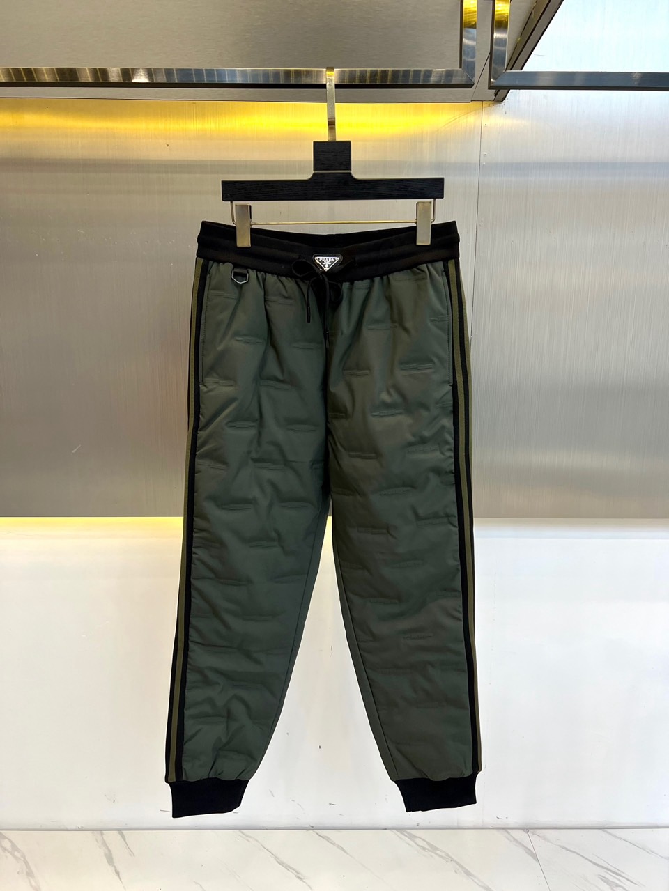 NO:608666,Prad is a great tool for keeping out the cold!  25S Men's Casual Down Pants for Autumn and Winter. A pair of light and thin down trousers that prevent you from feeling the cold northwest wind. Really good stuff. New autumn and winter products that warm you from the inside to the outside. Exclusively customized fabrics, high density, cold-resistant and warm-locking. The down content is 90% white duck down, and the fabric is made of 90% nylon and 10% spandex blended material. The outer material and lining are treated with anti-drilling velvet, and the inner threads are routed and edged!  The details are all handled very well, so you don’t have to worry about lint running away!  Running away!  Full of details, the high quality is reflected in every detail. The solid color pants have no unnecessary patterns and are high-end regardless of age!  Commute!  Casual!  Business!  You can control any sport!  Down pants are a must-have in winter, no matter the south or the north!  A winter artifact!  M-4XL (please state your height and weight when placing an order),, prada, prada, down jacket, alexander wang19860909Prad普拉、御寒利器！ 25S秋冬男士休闲羽绒裤.御寒神裤一条让你感受不到西北风寒冷的轻薄款羽绒裤,真正的牛货, 秋冬新品从里暖到外的那种,独家定制面料,高密度,抗寒锁暖 绒子含量90白鸭绒,面布90锦纶,10氨纶混纺材质打造.外料里料防钻绒处理,内里走线,包边包条！细节处理的都是非常好完全不用担心跑绒！跑绒！细节满满,高品质从个个细节体现的淋漓尽致.纯色裤子没有多余的图案,高档不挑年龄！通勤！休闲！商务！运动都可驾驭！冬季必备的一款羽绒裤不管南方北方！过冬神器！M-4XL（下单请报身高体重）,,prada,prada,down jacket,alexander wang,Men's clothing