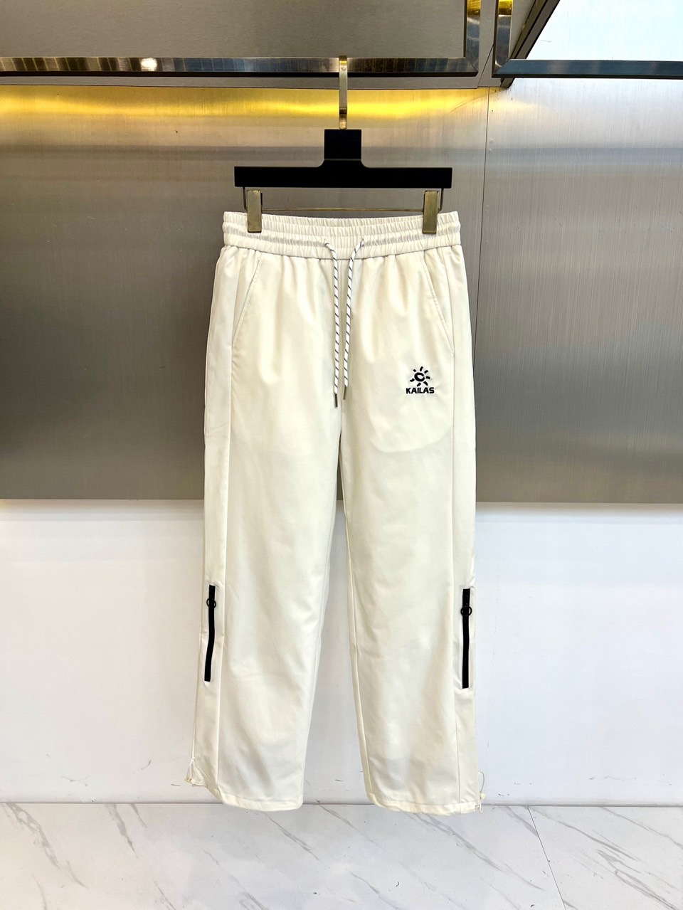 NO:608672,Kail Kailer Stone, 2025 autumn and winter new outdoor down pants, these down pants adopt three-dimensional tailoring technology, straight fit with adjustable drawstring waistband, equipped with waterproof zipper pockets on both sides, three-dimensional tailoring at the knees to reserve space for movement. The brand's iconic KAILAS embroidered badge is decorated on the outside of the left leg, highlighting outdoor genes. The fabric is made of polyester fiber windproof material, the lining contains 95 polyester fiber and 5 spandex elastic layers, and is filled with 90 high-quality duck down to ensure lightness and warmth.  Its design perfectly integrates outdoor functions with urban fashion, and the leg-binding design is compatible with hiking boots and casual shoes. It has passed the GB/T14272-standard test, with a waterproof index of 5000mm, breathability of 5000g/m/24h, and can adapt to -10℃ to 5  ℃ outdoor environment. Whether hiking in the snow or commuting in the city, these down pants can combine professional performance with fashionable appearance, becoming a must-have item for outdoor enthusiasts and urban explorers in winter. 48-56 (please state your height and weight when placing an order),,boots,down  jacket,alexander wang19860909Kail凯乐石、2025秋冬新品户外羽绒裤,这款羽绒裤采用立体剪裁工艺,直筒版型搭配可调节抽绳腰带,两侧配备防水拉链口袋,膝盖处采用立体剪裁预留活动空间.左腿外侧装饰品牌标志性KAILAS刺绣徽章,彰显户外基因.面料采用聚酯纤维防风材质,里料含95聚酯纤维与5氨纶弹性层,填充90优质鸭绒,确保轻盈保暖. 其设计将户外功能与都市时尚完美融合,束脚设计可兼容登山靴与休闲鞋款.通过GB/T14272-标准检测,防水指数达5000mm,透气性5000g/m/24h,适应-10℃至5℃户外环境.无论是雪地徒步还是城市通勤,这条羽绒裤都能以专业性能结合时尚外观,成为户外爱好者与都市探索者的冬季必备单品.48-56（下单请报身高体重）,,boots,down jacket,alexander wang,Men's clothing