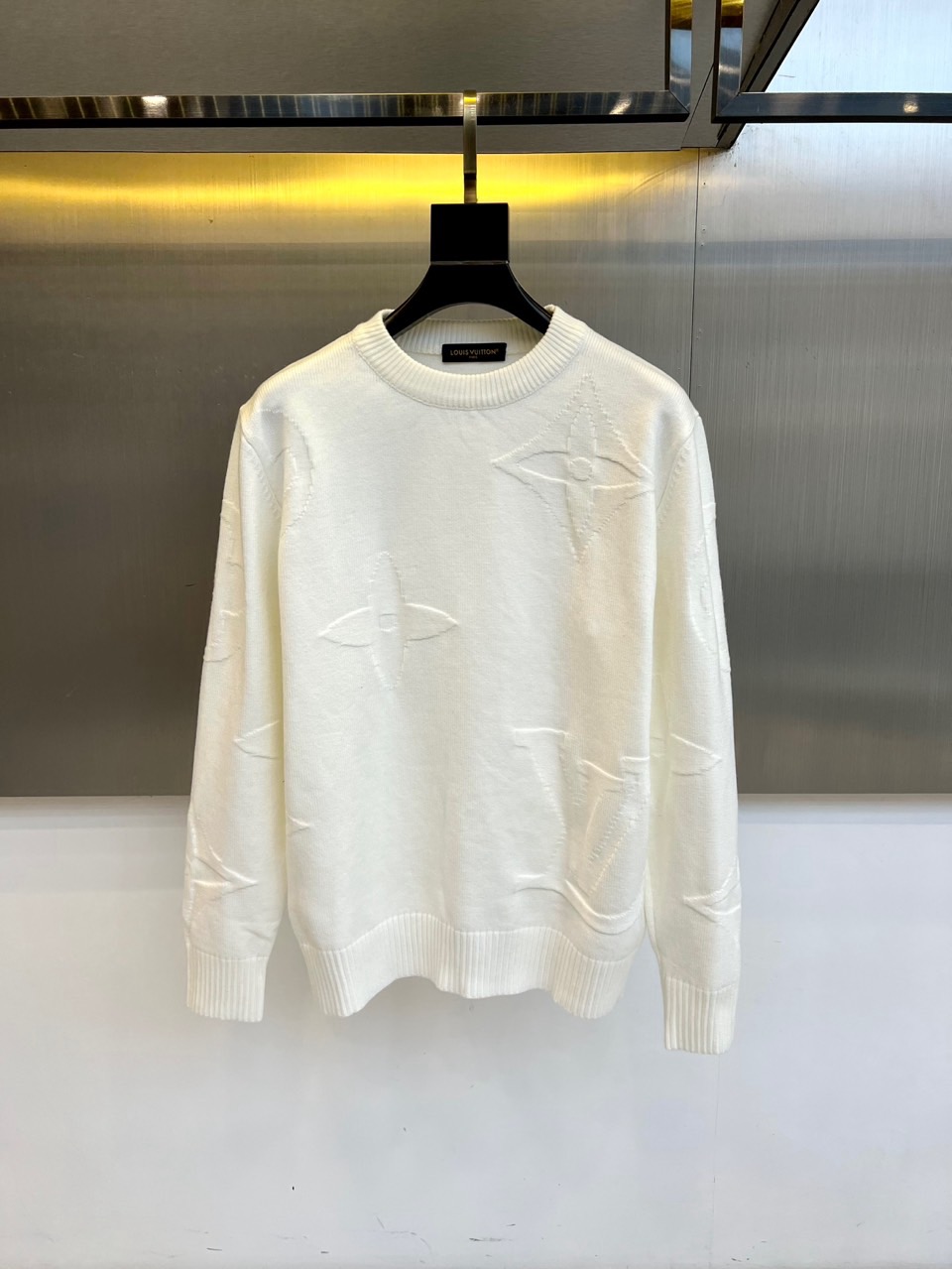 NO:608681,1v Vuitton, 2025 autumn and winter light-skin velvet series crew neck sweater  Reshape winter elegance with extreme softness. It uses exclusive light-skin velvet technical fabrics. The cotton-velvet blend brings a light body feel like a cloud. The three-dimensional embossing on the surface hides the classic presbyopia pattern. The round neck is tailored to fit the neck line, and the cuffs and hem adopt seamless stitching technology. Pair it with straight pants of the same color to create a high-end minimalist style, or with black leather pants for a modern tension; wear with a long camel cashmere tote  The garment instantly enhances the overall level. From artistic dinners to city walks, let this sweater incorporating cutting-edge fabric technology become the warmth carrier of your wardrobe. The metal buttons and lining labels continue the brand's exquisite details, allowing warmth and luxury to go hand in hand. 48-56 (model 173, 143 pounds, upper body size 50),, sweaters, alexander  wang198609091v威登、 2025秋冬轻肤绒系列圆领毛衣 以极致柔软重塑冬日优雅.采用独家轻肤绒科技面料,棉绒混纺带来云朵般轻盈体感,表面立体压纹暗藏经典老花图案.圆领剪裁贴合颈部线条,袖口与下摆采用无痕收针工艺.搭配同色系直筒裤营造高级极简风,或配黑色皮裤碰撞摩登张力；外搭长款驼色羊绒大衣即刻提升整体层次.从艺术晚宴到都市漫步,让这件融入尖端面料科技的毛衣成为你衣橱的温度载体.金属钮扣与内衬标牌延续品牌精工细节,让温暖与奢华并行不悖.48-56（模特173,143斤上身50码）,,sweaters,alexander wang,Men's clothing