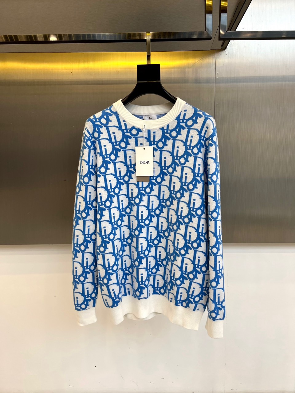 NO:608653,Dio, the new round-neck sweater for autumn and winter 2025, has the brand's classic letter pattern running through the body in blue and white, presenting a fresh and bright visual style. Cotton fabric is used to create a soft and skin-friendly wearing experience. The collar, cuffs and hem are all edged with white ribs, highlighting the exquisite details and three-dimensional outline. The brand's exclusive label is sewn on the inside of the sweater, and it is marked with Made in Italy quality certification to ensure high-end craftsmanship and durability.  The overall design combines Dior's iconic elements with a modern casual feel, and the blue and white color scheme is both energetic and elegant. It can be paired with simple bottoms to create a daily fashion look, or can be layered with a luxurious jacket to show layered matching. A must-have item for autumn and winter that interprets French romance and high-end texture, it is perfectly suitable for a variety of occasions and highlights Dior's timeless classic fashion attitude. S-XL (model 173, 143 pounds, upper body size M),, dior, dior, jackets & coats, sweaters, alexander  wang19860909Dio迪奥、2025秋冬新品圆领毛衣,以蓝白相间的品牌经典字母图案贯穿衣身,呈现清新明快的视觉风格.采用棉质面料打造柔软亲肤的穿着体验,领口、袖口及下摆均以白色罗纹收边,凸显精致细节与立体轮廓.毛衣内侧缝制品牌专属标签,标注意大利制造品质认证,确保高端工艺与耐用性. 整体设计融合迪奥标志性元素与现代休闲感,蓝白配色兼具活力与优雅气质.既可搭配简约下装打造日常时尚造型,也能与奢华外套叠穿展现层次搭配.一件诠释法式浪漫与高端质感的秋冬必备单品,完美适配多种场合,彰显迪奥永恒经典的时尚态度.S-XL（模特173,143斤上身M码）,,dior,dior,jackets & coats,sweaters,alexander wang,Men's clothing