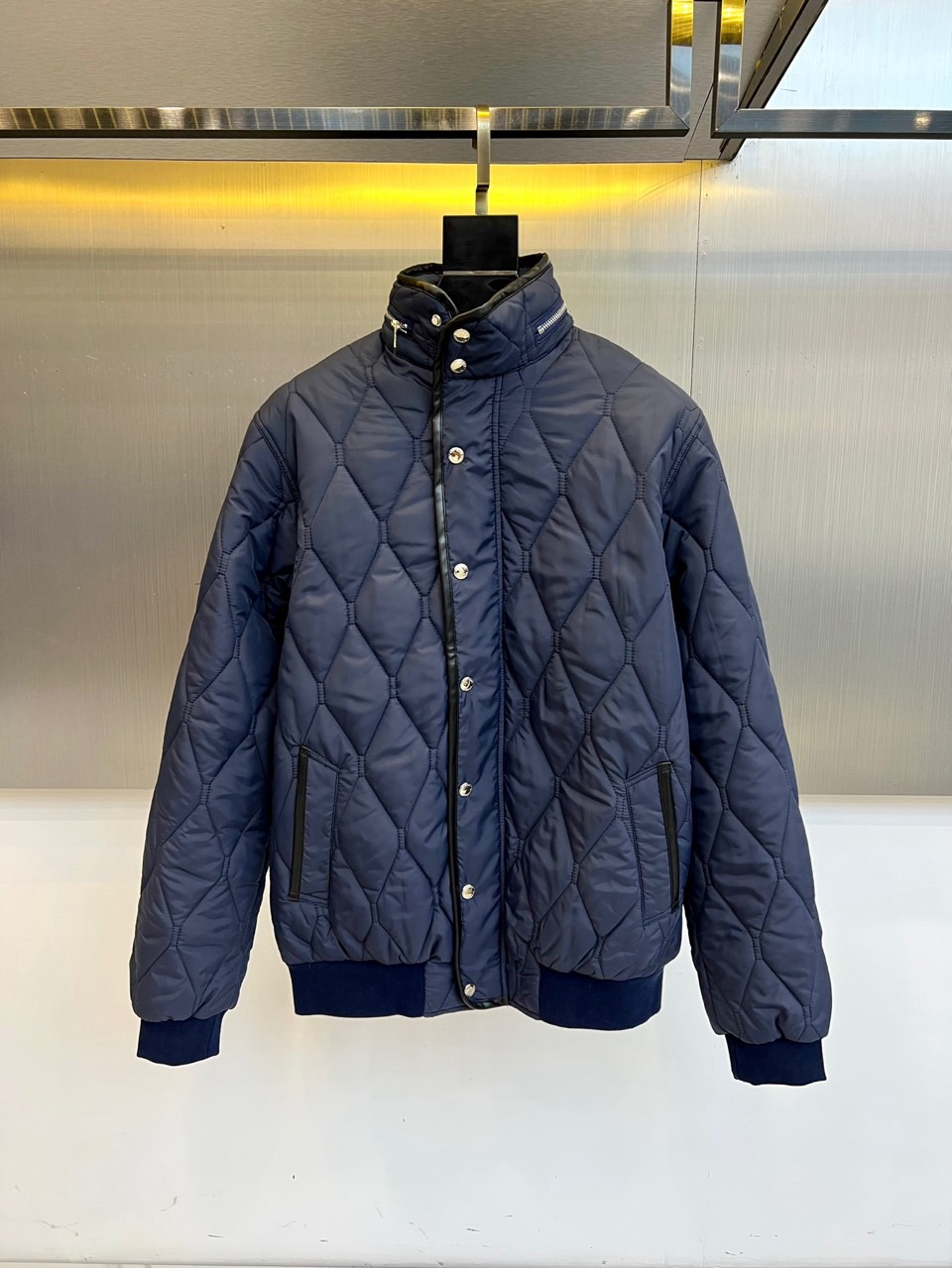 NO:608676,Burberry, new cotton jacket for autumn and winter 2025. This down jacket uses regular diamond quilting technology to outline a three-dimensional geometric outline and ensure even distribution of down. The stand-up collar design is equipped with a metal zipper opening and closing system. The collar is embellished with exquisite zipper details and is equipped with practical zipper pockets on both sides. The cuffs and hem are designed with ribbed cuffs to enhance windproof and warm performance while maintaining clean lines.  The fabric is made of cotton and has a delicate texture through exquisite craftsmanship. The metal buttons and zipper accessories highlight the brand's focus on details, and the classic navy blue tone is suitable for a variety of wearing scenarios. Its design perfectly integrates practical functions and fashion expression, and can be paired with formal wear to create a business casual look, or combined with jeans to show daily style.  From urban commuting to weekend travel, this down jacket uses a simple but not simple design language to demonstrate Burberry's persistent pursuit of quality. Every detail reflects the craftsmanship of the British luxury brand, making warm items a fashion statement for autumn and winter styles, and a must-have choice for those who pursue quality life with both practicality and aesthetic value in their wardrobes. 48-56 (model 173, 143 pounds, upper body size 50),, burberry, burberry, jeans, down jacket, alexander wang19860909Bur巴宝莉、2025秋冬新品棉服.这款羽绒服采用规整的菱形绗缝工艺,勾勒出立体的几何轮廓,确保羽绒均匀分布.立领设计搭配金属拉链开合系统,领口处点缀精致拉链细节,两侧配备实用拉链口袋.袖口与下摆采用罗纹收口设计,增强防风保暖性能的同时保持利落线条. 面料选用棉质材质,通过精湛工艺呈现细腻质感.金属纽扣与拉链配件彰显品牌对细节的专注,经典藏蓝色调适配多种穿搭场景.其设计将实用功能与时尚表达完美融合,既可搭配正装打造商务休闲造型,也能结合牛仔裤展现日常风格. 从都市通勤到周末出行,这款羽绒服以简约而不简单的设计语言,展现巴宝莉对品质的执着追求.每一个细节都体现英伦奢侈品牌的匠心工艺,让保暖单品成为秋冬造型的时尚宣言,成为追求品质生活人士衣橱中兼具实用性与美学价值的必备之选.48-56（模特173,143斤上身50码）,,burberry,burberry,jeans,down jacket,alexander wang,Men's clothing