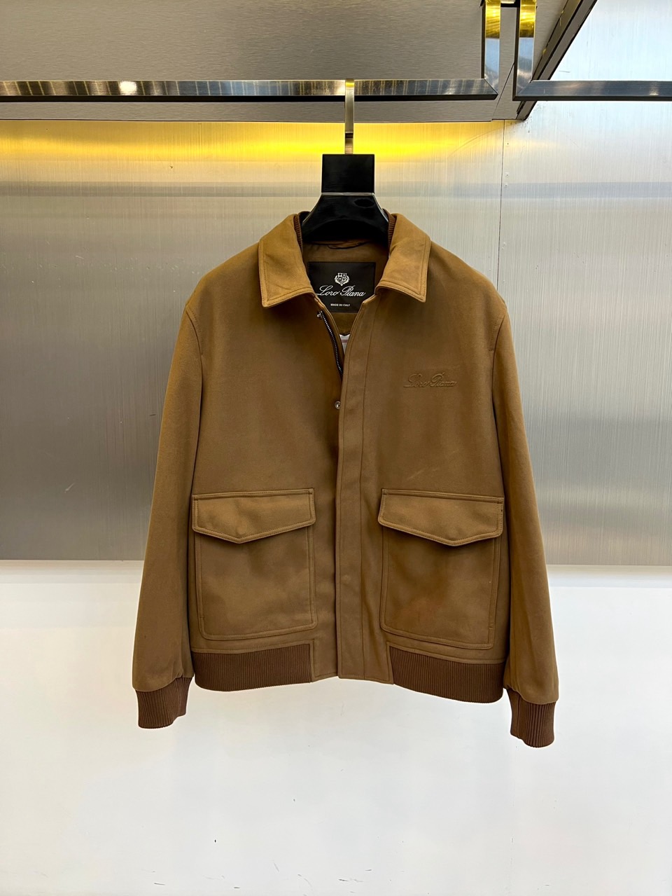 NO:608682,Loro Piana, 2025 autumn and winter new product LORO  PIANA premium jacket, this light gray jacket has a classic lapel design, an innovative hidden buckle closure system on the front, and an exquisite brand logo embroidered on the left chest. It is equipped with practical pockets with flaps on both sides, and the cuffs and hem are ribbed to ensure wind resistance. The fabric is scientifically matched with 82 cotton and 18 Tencel. The cotton ensures skin-friendly breathability, and the Tencel component gives natural light.  Sheen and drape. Made in Italy, it shows excellent craftsmanship. The lining label indicates the exclusive product number FA14469 and brand headquarters information. The care requirements for professional dry cleaning only reflect the precious characteristics of the fabric. The light gray tone is warm and luxurious, which can be paired with trousers to show business elegance or casual pants to create an urban daily look. Through the combination of sophisticated tailoring and environmentally friendly fabrics, LORO is interpreted  PIANA's brand philosophy combines traditional craftsmanship with sustainable concepts. 48-56 (model 173,143 pounds, upper body size 50),,loro piana,jackets & coats,alexander wang19860909Loro Piana诺悠翩雅、2025秋冬新品LORO PIANA高级夹克,这款浅灰色夹克采用经典翻领设计,前襟创新运用隐藏式暗扣闭合系统,左胸位置绣有精致品牌标识.两侧配备带翻盖的实用口袋,袖口与下摆采用罗纹收口工艺确保防风性.面料选用82棉与18天丝科学配比,棉质保证亲肤透气性,天丝成分赋予自然光泽与垂坠感.意大利制造彰显卓越工艺,内衬标签注明专属产品编号FA14469与品牌总部信息.仅限专业干洗的护理要求体现面料珍贵特性.浅灰色调温润高级,既可搭配西裤展现商务优雅,也能搭配休闲裤打造都市日常造型.通过精良剪裁与环保面料的结合,诠释LORO PIANA将传统工艺与可持续理念相融合的品牌哲学.48-56（模特173,143斤上身50码）,,loro piana,jackets & coats,alexander wang,Men's clothing