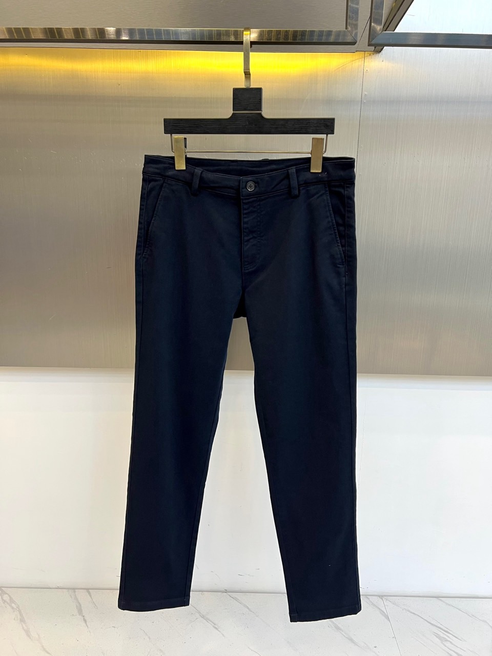 NO:608655,Zegna, new products for autumn and winter 2025  Ermenegildo Zegna casual velvet thickened trousers, these dark blue trousers are designed with a straight cut, with a single black button and zipper double closure system at the waistband, and diagonal pockets on both sides to maintain simple lines. The fabric is made of 70 cotton, 28 viscose fiber and 2 spandex in a scientific ratio, which not only retains the skin-friendly breathability of cotton, but also enhances the drape through viscose fiber, and spandex provides moderate elasticity. The trouser legs can be folded to show the fine velvet on the inside.  , adding warmth and detail. The dark blue tone is calm and versatile. It can be paired with a shirt to show a business casual style or a knitted sweater to create an everyday elegant look. Through the combination of sophisticated tailoring and practical details, Zegna's sartorial aesthetics of integrating Italian craftsmanship with modern wearability is interpreted. 30-40 (no 37, 39),,zegna,shirts,alexander  wang19860909Zegna杰尼亚,2025秋冬新品 杰尼亚休闲加绒加厚长裤,这款深蓝色长裤采用直筒剪裁设计,裤腰处配有单粒黑色纽扣与拉链双重闭合系统,两侧斜插口袋保持简洁线条.面料选用70棉、28粘纤与2氨纶科学配比,既保留棉质的亲肤透气性,又通过粘纤增强垂坠感,氨纶提供适度弹性.裤脚可翻折设计展现内侧细腻绒毛,增添保暖性能与细节层次.深蓝色调沉稳百搭,既能搭配衬衫展现商务休闲风范,也可搭配针织衫打造日常优雅造型.通过精良剪裁与实用细节的结合,诠释杰尼亚将意式工艺与现代实穿性相融合的着装美学.30-40（无37,39）,,zegna,shirts,alexander wang,Men's clothing