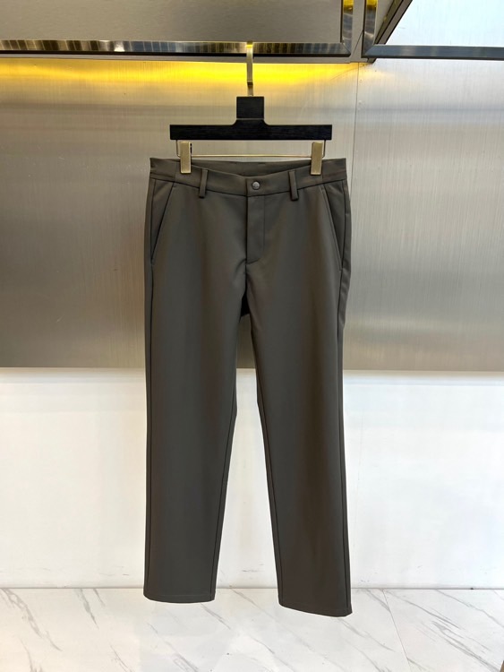 NO:608660,Fendi, the new men's cashmere trousers series for autumn and winter 2025, uses exquisite tailoring to reshape the modern gentleman's dress aesthetics. The series includes two colors, taupe and classic black, and adopts three-dimensional straight tailoring with precise center seam design. Slant pockets on both sides keep the lines of the trousers smooth. The fabric uses innovative blending technology. Cashmere is grown on the outer cortex of goats and is hidden in the mountains.  A thin layer of fine velvet on the coarse hair at the base of the sheep grows in winter and falls off in spring. Cashmere is a rare animal fiber. An adult goat can only produce 10 to 40 grams of cashmere a year, so it is called soft gold. Combining wool texture and elastic material, the high-count twill fabric shows a delicate luster. The details show the craftsmanship. The waist lining is made of comfortable material, and the door  The placket is equipped with textured metal buttons, and the back waist is equipped with concealed adjustment tabs to enhance the fit. The style walks the line between business and leisure. The neat tailoring can be paired with a formal shirt to create a workplace look, or a knitted sweater to show casual charm. The taupe color is warm and elegant, and the black style is classic and timeless. Both models optimize the body proportions through precise trouser length and trouser shape design. Fen  Di combines traditional Italian craftsmanship with modern design language. From fabric selection to stitching details, it reflects the brand's ultimate pursuit of quality, making these two trousers a must-have item for your autumn and winter wardrobe that is both practical and tasteful. 30-38 (please quote waist size when placing an order),, fendi, shirts, gold, alexander  wang19860909芬迪、2025秋冬新品男士羊绒西裤系列,以精湛剪裁重塑现代绅士着装美学.系列包含灰褐色与经典黑两款配色,采用立体直筒剪裁搭配精准中缝线设计,两侧斜插口袋保持裤身线条流畅.面料选用创新混纺工艺,羊绒是生长在山羊外表皮层,隐藏在山羊根部粗毛身上的一层薄薄细绒,入冬长出,开春脱落.羊绒属于稀有动物纤维,一只成年的山羊一年只能产10~40克羊绒,因此有软黄金的称号.融合羊毛质感与弹性材质,高支数斜纹面料呈现细腻光泽.细节处彰显匠心工艺腰头内衬采用舒适材质,门襟处搭配质感金属纽扣,后腰设隐蔽式调节袢增强贴合度.风格上游走于商务与休闲之间,利落剪裁既能搭配正装衬衫打造职场造型,也可搭配针织衫展现休闲魅力.灰褐色调温润雅致,黑色款式经典隽永,两款皆通过精准的裤长与裤型设计优化身材比例.芬迪将意大利传统工艺与现代设计语言相融合,从面料选择到缝线细节都体现品牌对品质的极致追求,使这两款西裤成为秋冬衣橱中兼具实用与品味的必备单品.30-38（下单请报腰围尺寸）,,fendi,shirts,gold,alexander wang,Men's clothing