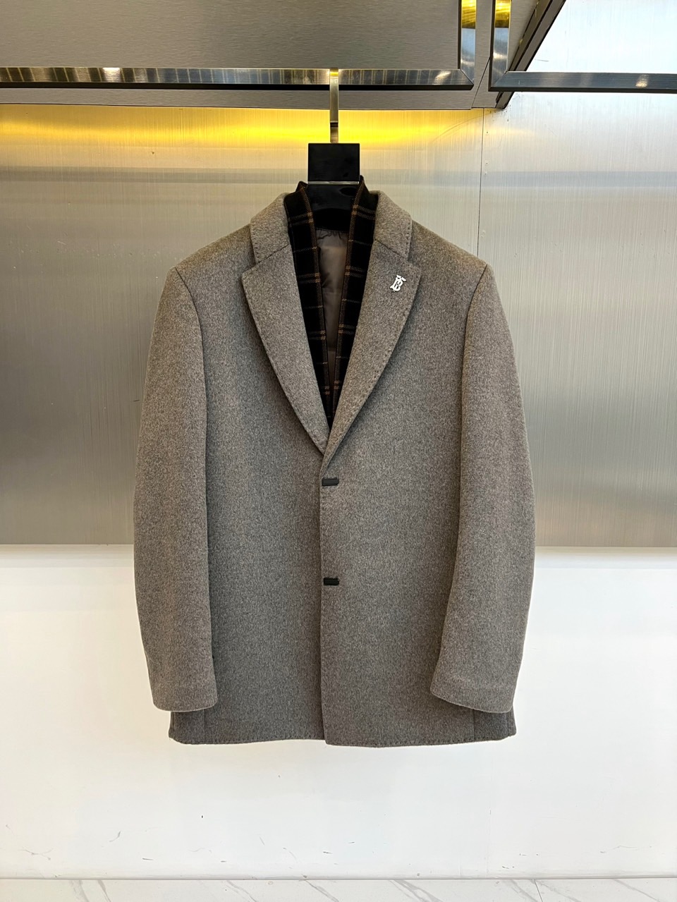 NO:608668,Burberry, the new cashmere coat for autumn and winter 2025. The down vest inside is elegantly gray to show the style of a British gentleman. This vest adopts a classic lapel design, single-row double-button opening and closing, and smooth and neat lines. The left chest is embellished with the brand's exquisite emblem, and there is a hidden scripture inside  The classic plaid pattern reveals century-old brand genes in the details. The fabric is made of high-quality wool blend material, which is delicate and soft to the touch. The liner is filled with 90% high-quality duck down, which is light and warm, and the liner fabric is polyester fiber. Its design cleverly balances formal elegance and practical functions, and is slim-fitting.  Suitable for a variety of body shapes. Whether paired with a shirt to create a business casual look, or layered under a jacket to enhance the layering, it can show a low-key and luxurious fashion attitude. From business meetings to weekend leisure, this vest has become a popular choice in autumn and winter with its exquisite craftsmanship and practical design.  A must-have item that enhances your dressing sense. It is made with exquisite craftsmanship from Scotland, which further demonstrates the brand’s persistent pursuit of quality. 48-56 (model weighs 173,143 pounds and upper body is size 50),, burberry, burberry, jackets  & coats,shirts,down jacket,alexander wang19860909Bur巴宝莉、2025秋冬新品羊绒大衣.内里羽绒马甲以典雅灰色演绎英伦绅士风度.这款马甲采用经典翻驳领设计,单排双扣开合,线条流畅利落.左胸处点缀品牌精致徽章,内里暗藏经典格纹图案,于细节处流露百年品牌基因.面料选用高品质羊毛混纺材质,触感细腻柔软.内胆填充90优质鸭绒,轻盈保暖,内胆布为聚酯纤维.其设计巧妙平衡正装优雅与实用功能,修身剪裁适配多种身形.无论是搭配衬衫打造商务休闲造型,还是叠穿在外套内提升层次感,都能展现低调奢华的时尚态度.从商务会晤到周末休闲,这件马甲以其精湛工艺与实用设计,成为秋冬季节提升穿搭品味的必备单品.苏格兰原产地的精工制造,更彰显品牌对品质的执着追求.48-56（模特173,143斤上身50码）,,burberry,burberry,jackets & coats,shirts,down jacket,alexander wang,Men's clothing