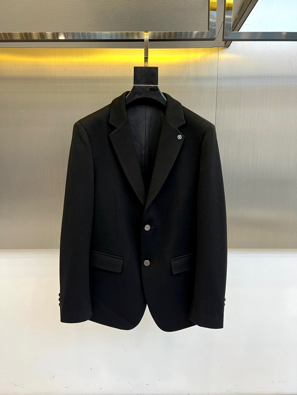 NO:608671,Zegna Zegna's new men's suit for autumn and winter 2025 uses classic black to interpret the style of a modern gentleman. This suit adopts a single-row two-button design, with a crisp lapel collar, which accurately outlines the straight shoulder lines. The brand's iconic metal logo is embellished on the left chest, and the patch pockets on both sides are neatly cut to maintain a smooth outline. The fabric is made of polyester fiber, which uses an innovative weaving method to present a delicate texture comparable to natural materials. The lining is also made of polyester fiber to ensure wearing comfort and durability.  Its tailoring combines traditional Italian craftsmanship with contemporary aesthetics. The waist line is naturally gathered and the hem length is precisely calculated. Whether it is paired with a formal shirt for a business look or combined with a turtleneck sweater for a casual style, it can show a calm and elegant texture. From important business occasions to high-end social events, this suit embodies Zegna's consistent exquisiteness.  Craftsmanship and practical design have become an indispensable classic item in the wardrobe of modern elites. The label clearly indicates Made in China, confirming the brand's unified control of global production standards. 48-56 (model weighs 173,143 pounds, upper body size 50),,zegna,sweaters,shirts,alexander  wang19860909Zegna杰尼亚、2025秋冬新品男士西服以经典黑色演绎现代绅士风范.这款西服采用单排两粒扣设计,搭配挺括的戗驳领,精准勾勒出挺拔的肩部线条.左胸处点缀品牌标志性金属徽标,两侧贴袋以利落剪裁保持流畅轮廓.面料选用聚酯纤维,通过创新织法呈现出媲美天然材质的细腻纹理,里料同样采用聚酯纤维,确保穿着舒适度与版型持久性. 其剪裁融合意大利传统工艺与当代审美,腰部线条自然收拢,下摆长度经过精密计算.无论是搭配正装衬衫打造商务造型,还是与高领毛衣组合呈现休闲风格,都能展现沉稳大气的质感.从重要商务场合到高端社交活动,这件西服以杰尼亚一贯的精湛工艺与实用设计,成为现代精英衣橱中不可或缺的经典单品.标签明确标注中国制造,印证品牌对全球生产标准的统一把控.48-56（模特173,143斤上身50码）,,zegna,sweaters,shirts,alexander wang,Men's clothing