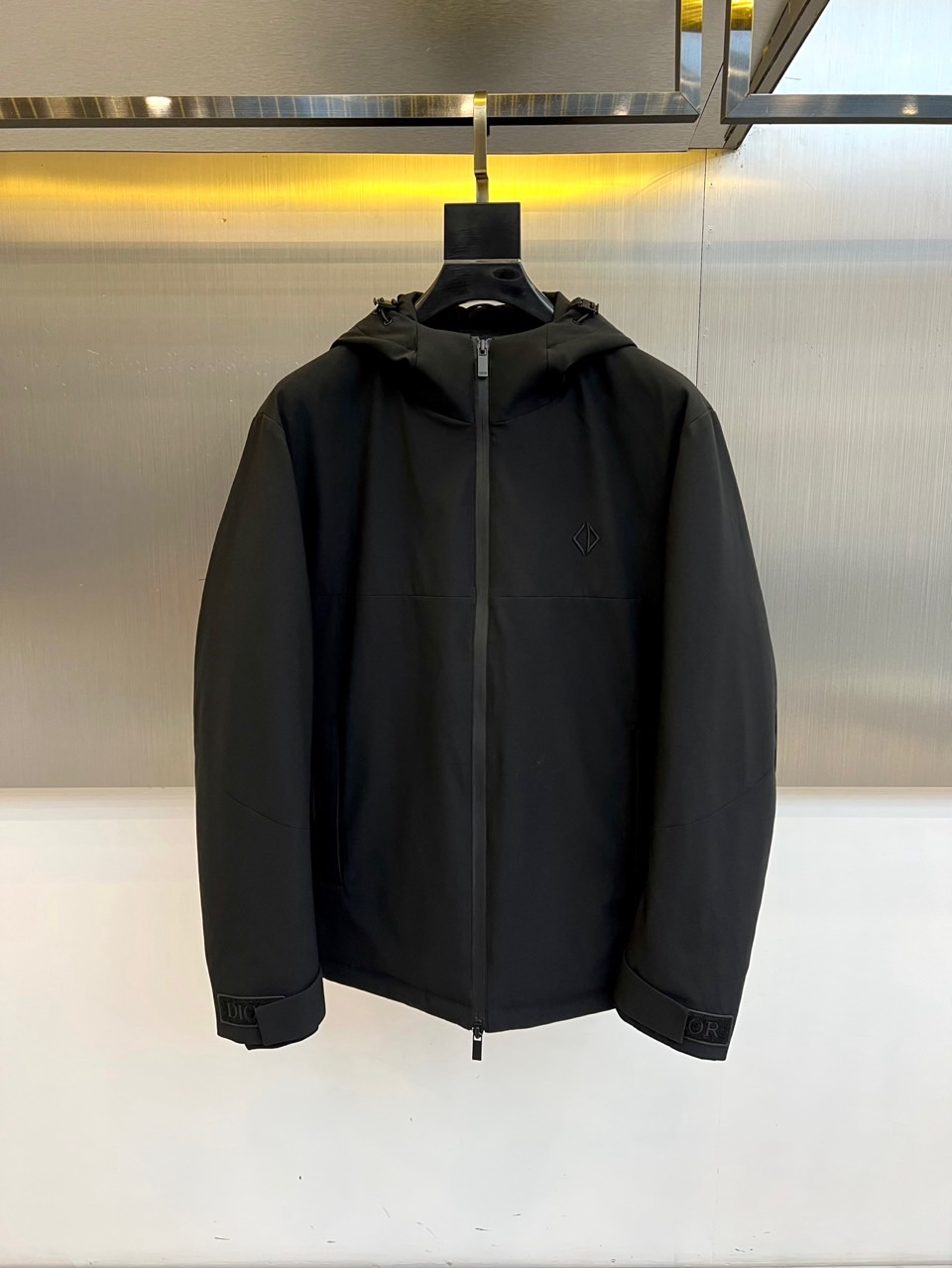 NO:608652,DIO Dior (goose down), 2025 autumn and winter new black hooded down jacket, interprets modern luxury style with an extremely simple design. It adopts a full zipper opening and closing design, and the smooth lines extending from the hem to the top of the hood are both practical and aesthetic. Left  The chest is embellished with the brand's iconic diamond pattern embroidery, highlighting its extraordinary identity with subtle details. The cuffs are equipped with adjustable Velcro buckles to achieve precise fit and windproof function. Polyester fiber fabric is selected to create a crisp texture, and is paired with the same series of goose down down jackets, which are filled with  Filled with 90% white goose down (excluding ingredients), it ensures excellent warmth retention while maintaining a light body feel. Both items continue Dior's fine craftsmanship tradition and are made in Italy. The overall style perfectly balances high-end fashion sense and practical functional aesthetics, which can withstand the cold.  Weather, it can be matched with all kinds of autumn and winter clothing, from urban commuting to leisure travel, it can show a low-key and high-end modern temperament. 48-56 (model weighs 173,143 pounds, upper body size 50),, dior, dior, jackets  & coats,down jacket,hats,alexander wang19860909DIO迪奥（鹅绒）、2025秋冬新品黑色连帽羽绒服夹克,以极致简约设计诠释现代奢华风尚.采用全拉链开合设计,从下摆延伸至连帽顶部的流畅线条兼具实用性与美学感.左胸点缀品牌标志性菱形图案刺绣,以微妙细节彰显非凡身份.袖口配备可调节魔术贴搭扣,实现精准贴合与防风功能.选用聚酯纤维面料打造挺括质感,搭配同系列鹅绒羽绒服,其填充90白鹅绒（除配料外）,确保卓越保暖性的同时保持轻盈体感.两件单品均延续迪奥精工传统,于意大利制作完成.整体风格完美平衡高端时装感与实用机能美学,既能抵御严寒天气,又可搭配各类秋冬着装,从都市通勤到休闲出行皆能展现低调而高级的摩登气质.48-56（模特173,143斤上身50码）,,dior,dior,jackets & coats,down jacket,hats,alexander wang,Men's clothing