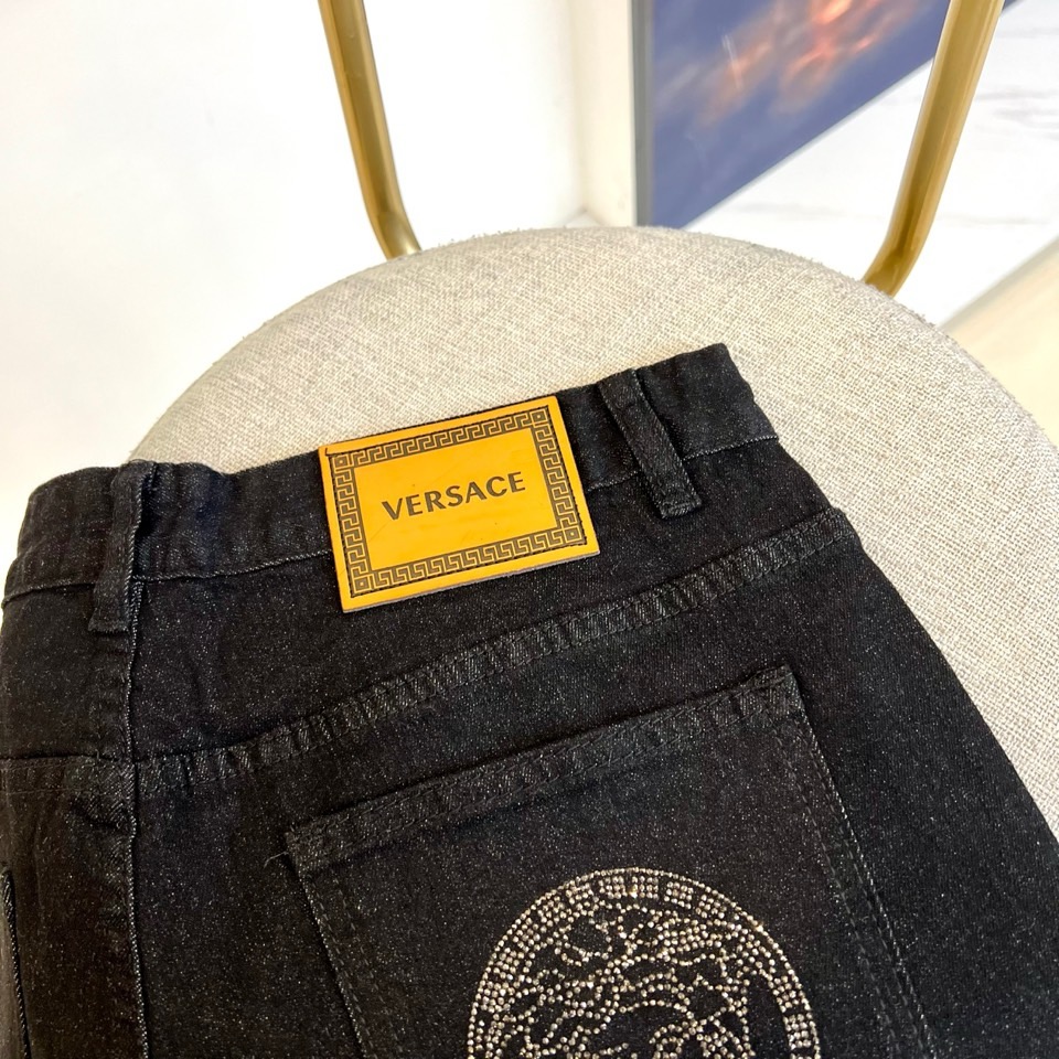 VES范思哲、2025早春新款 男士口袋小直筒牛仔长裤！进口超柔丹宁牛仔布面料，触感软糯柔和有弹力，同时