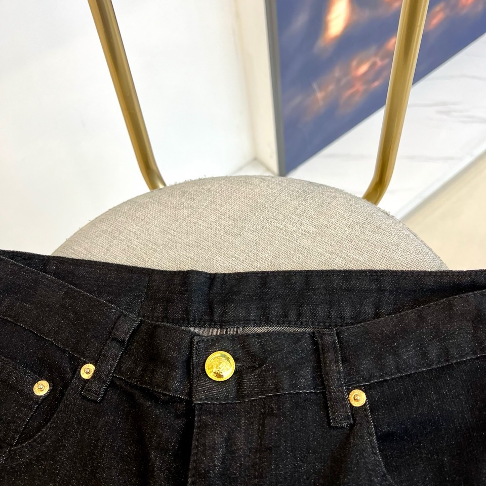 VES范思哲、2025早春新款 男士口袋小直筒牛仔长裤！进口超柔丹宁牛仔布面料，触感软糯柔和有弹力，同时