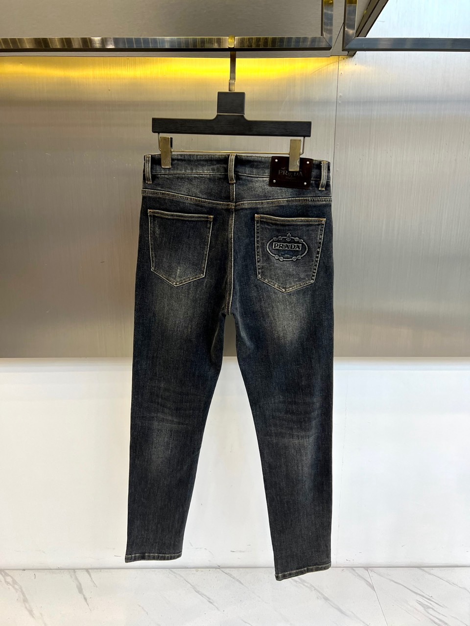 Prad普拉达、2025秋冬新品牛仔裤，以现代视角重塑经典丹宁风范。款式采用利落直筒剪裁，搭配标志性五袋