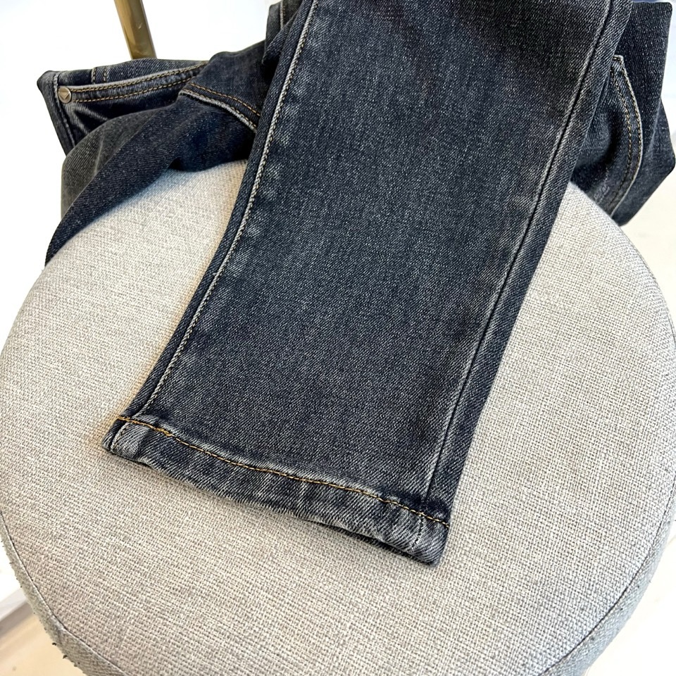 Prad普拉达、2025秋冬新品牛仔裤，以现代视角重塑经典丹宁风范。款式采用利落直筒剪裁，搭配标志性五袋