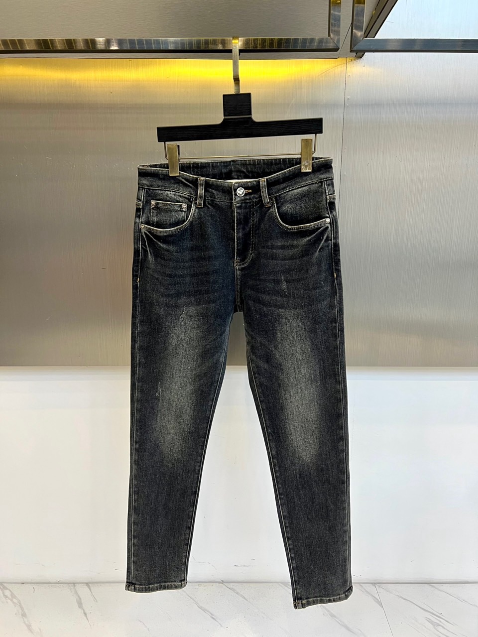 Prad普拉达、2025秋冬新品牛仔裤，以现代视角重塑经典丹宁风范。款式采用利落直筒剪裁，搭配标志性五袋