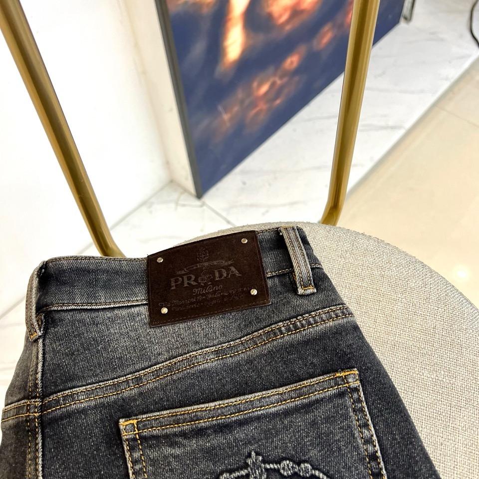 Prad普拉达、2025秋冬新品牛仔裤，以现代视角重塑经典丹宁风范。款式采用利落直筒剪裁，搭配标志性五袋