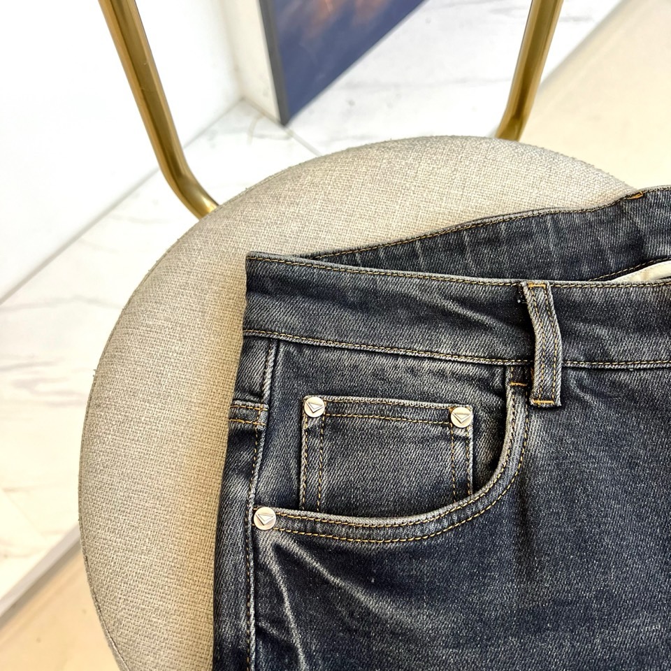 Prad普拉达、2025秋冬新品牛仔裤，以现代视角重塑经典丹宁风范。款式采用利落直筒剪裁，搭配标志性五袋