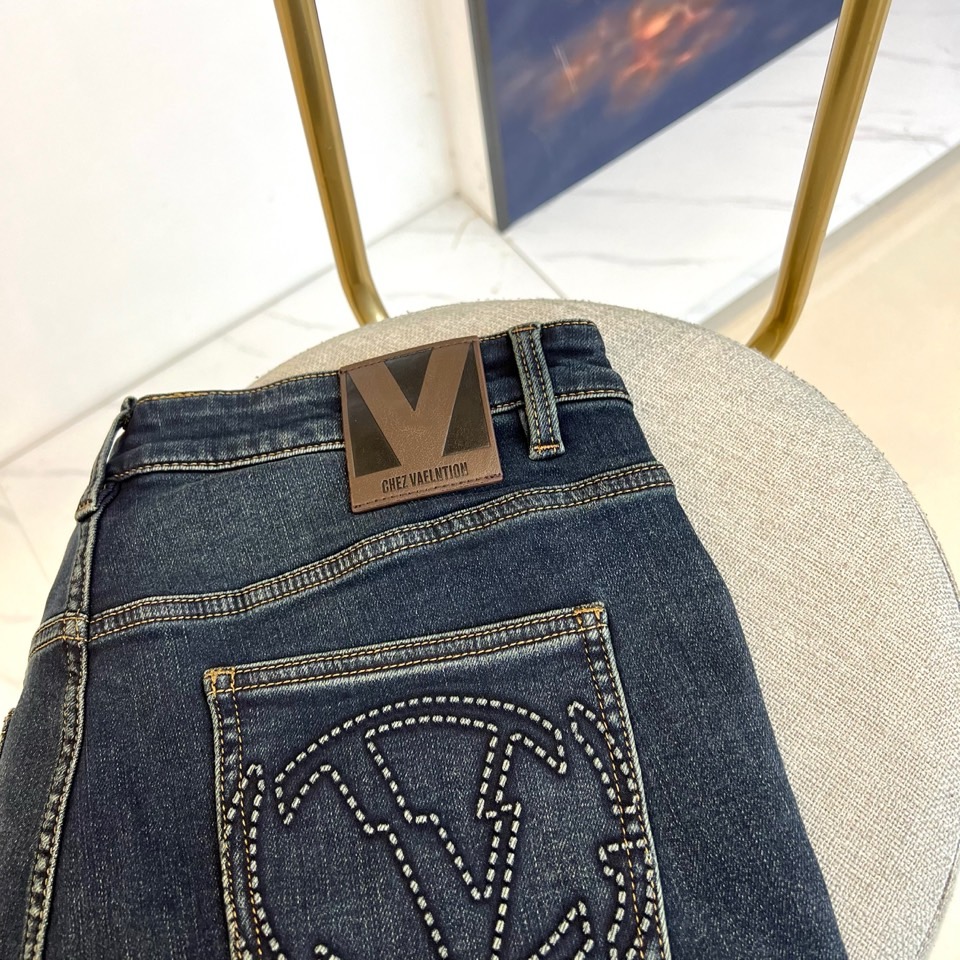 VT华伦天奴、2025秋冬新品深蓝色牛仔裤，采用高密度棉质面料打造挺括且柔软的穿着体验。后袋饰有品牌标志