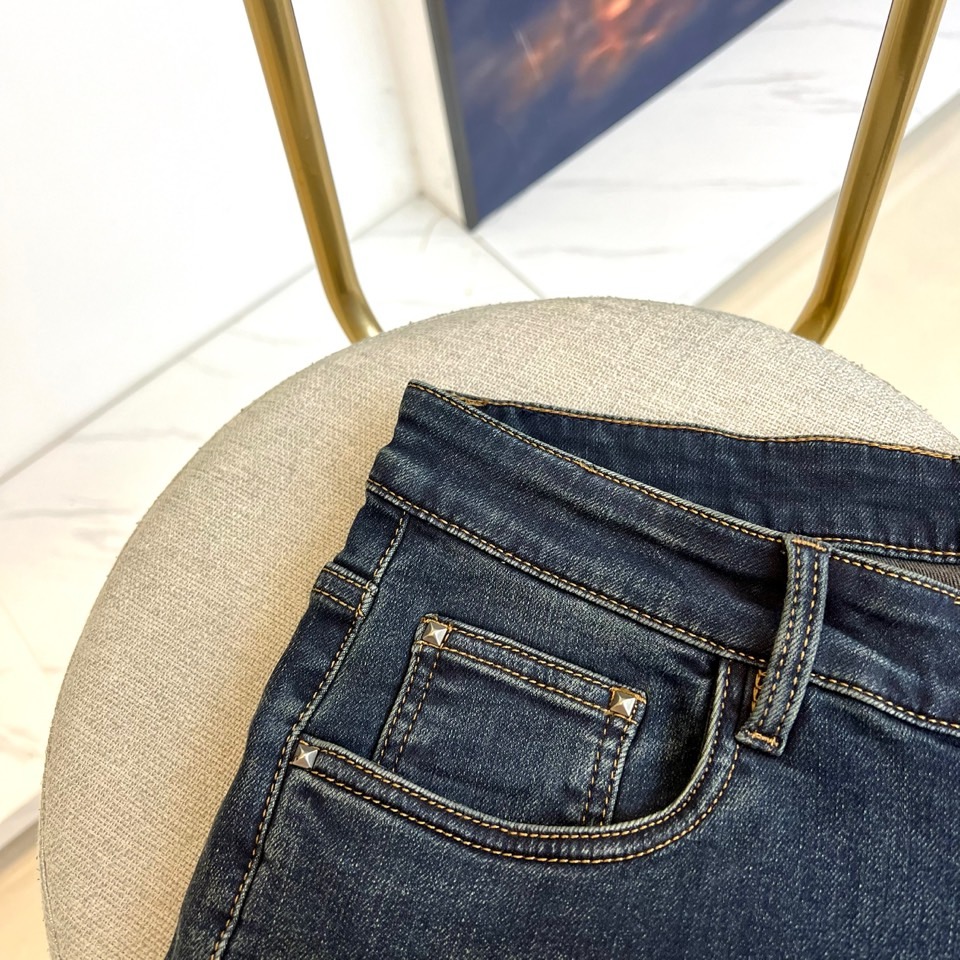 VT华伦天奴、2025秋冬新品深蓝色牛仔裤，采用高密度棉质面料打造挺括且柔软的穿着体验。后袋饰有品牌标志