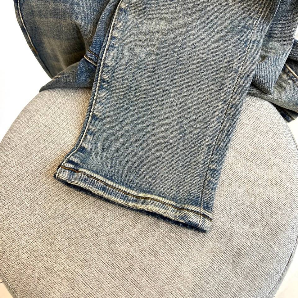 1v威登、2025秋冬新品牛仔裤，以经典蓝灰色水洗牛仔布打造，面料质感细腻且富有弹性，凸显低调奢华的复古