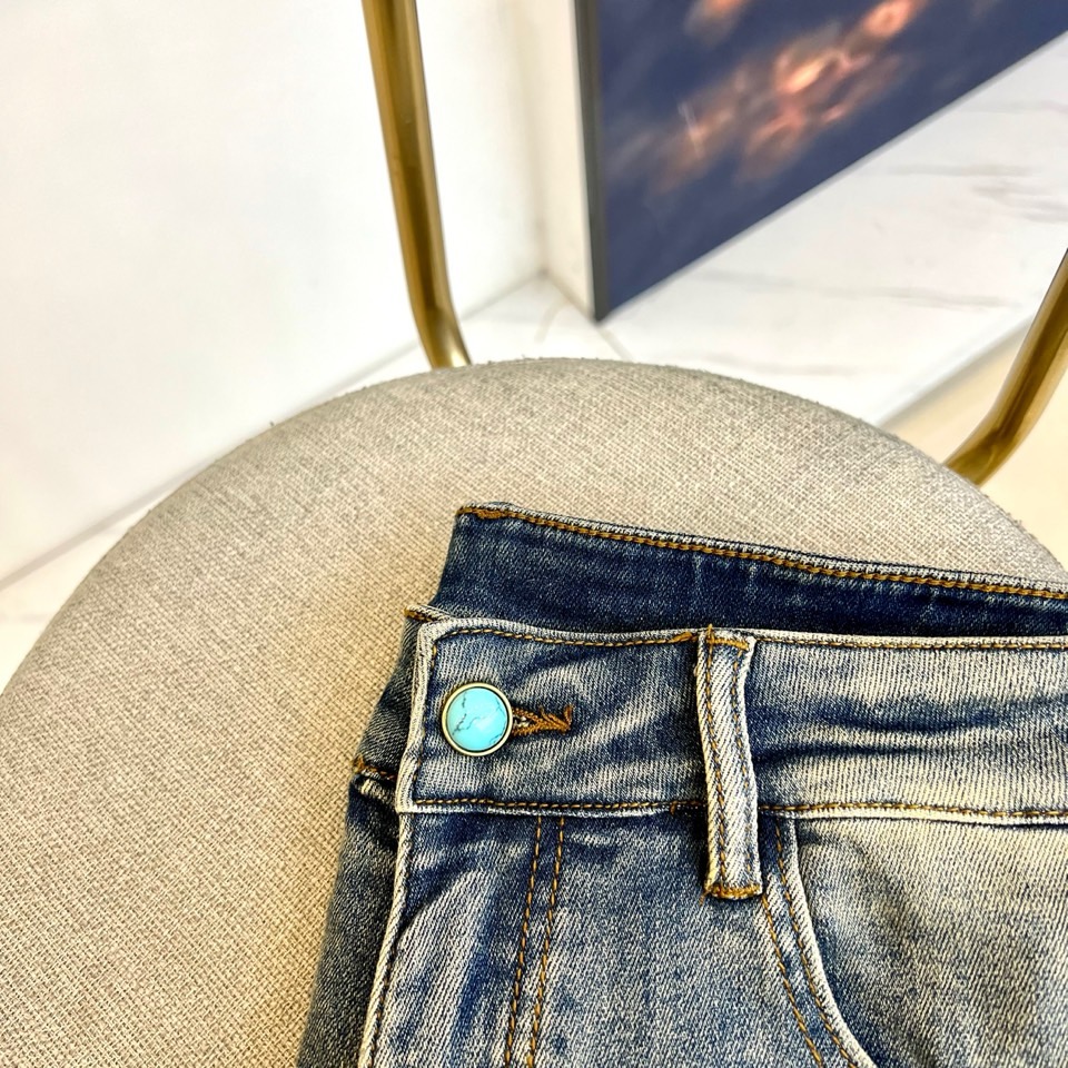 1v威登、2025秋冬新品牛仔裤，以经典蓝灰色水洗牛仔布打造，面料质感细腻且富有弹性，凸显低调奢华的复古