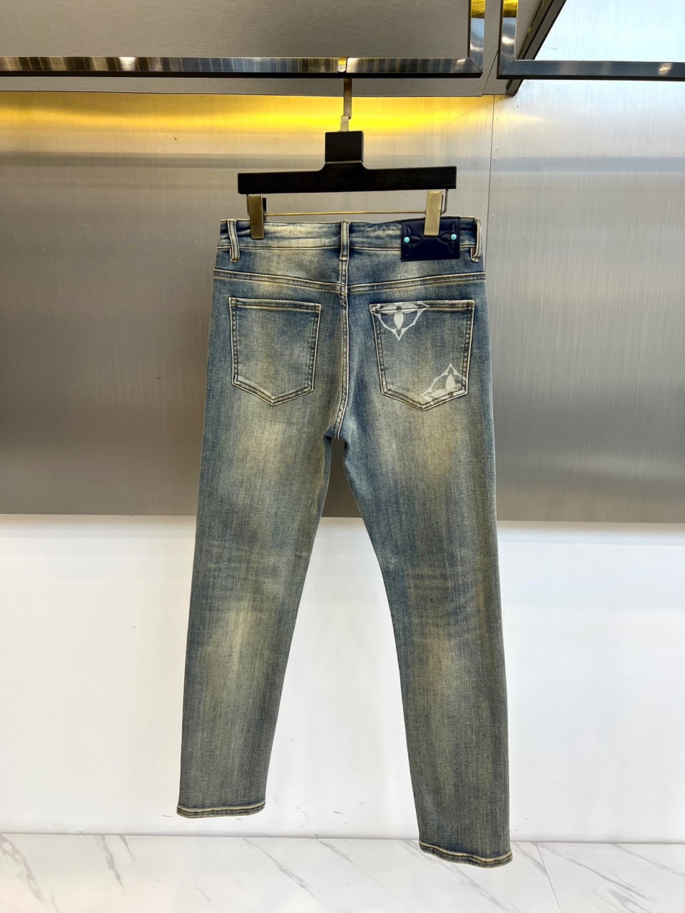 1v威登、2025秋冬新品牛仔裤，以经典蓝灰色水洗牛仔布打造，面料质感细腻且富有弹性，凸显低调奢华的复古