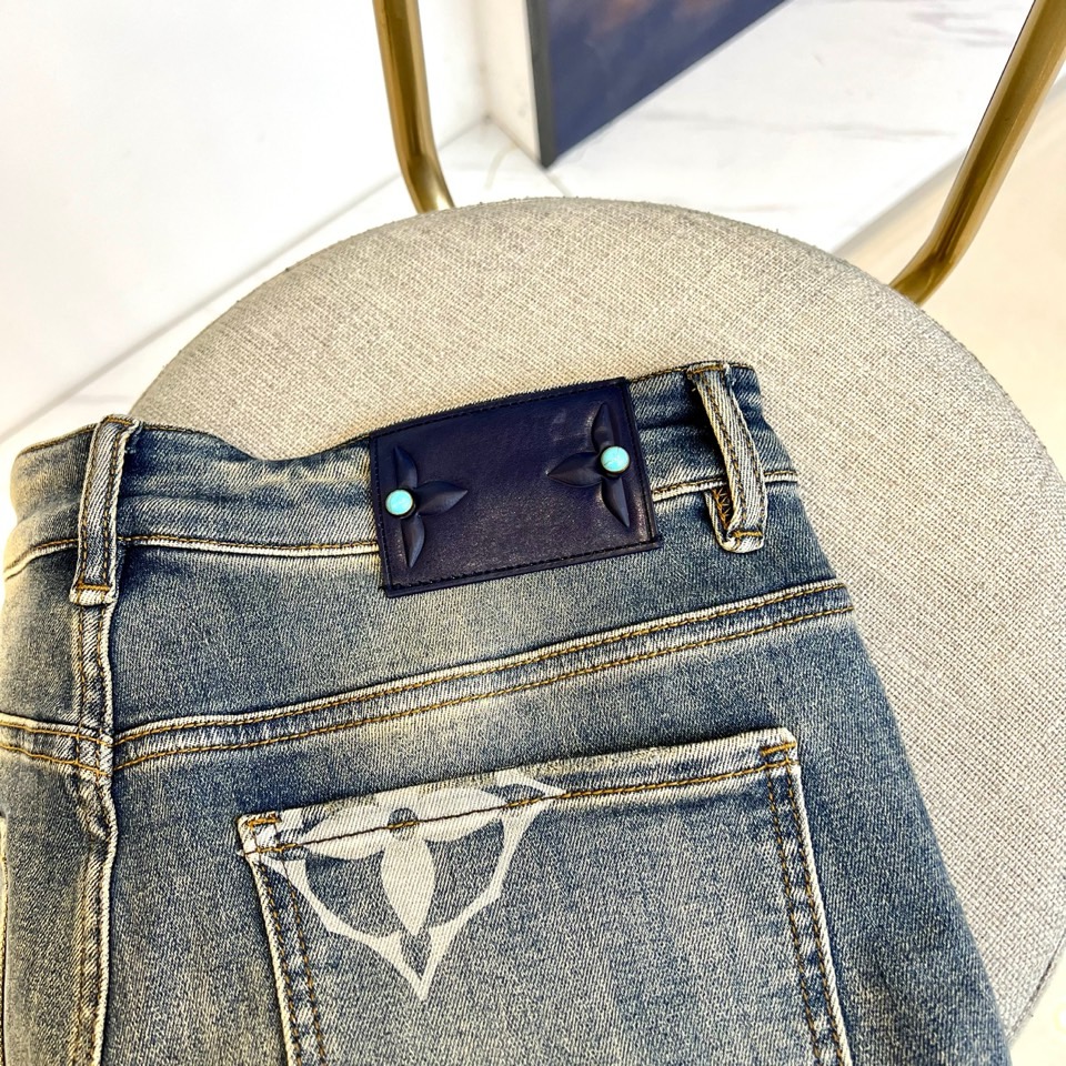 1v威登、2025秋冬新品牛仔裤，以经典蓝灰色水洗牛仔布打造，面料质感细腻且富有弹性，凸显低调奢华的复古