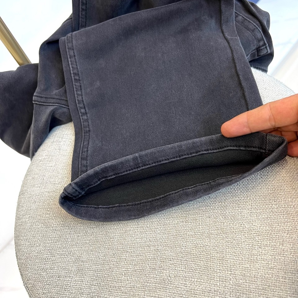 Prad普拉、2025秋冬新品P家男士黑色牛仔裤，以经典五袋式设计诠释意式奢华美学。采用深邃黑色丹宁面料