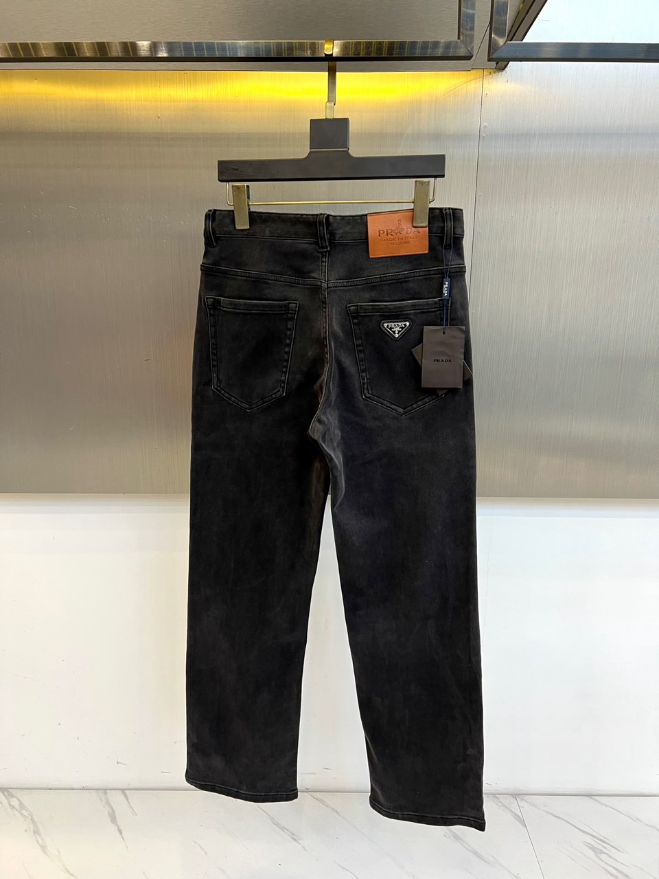 Prad普拉、2025秋冬新品P家男士黑色牛仔裤，以经典五袋式设计诠释意式奢华美学。采用深邃黑色丹宁面料