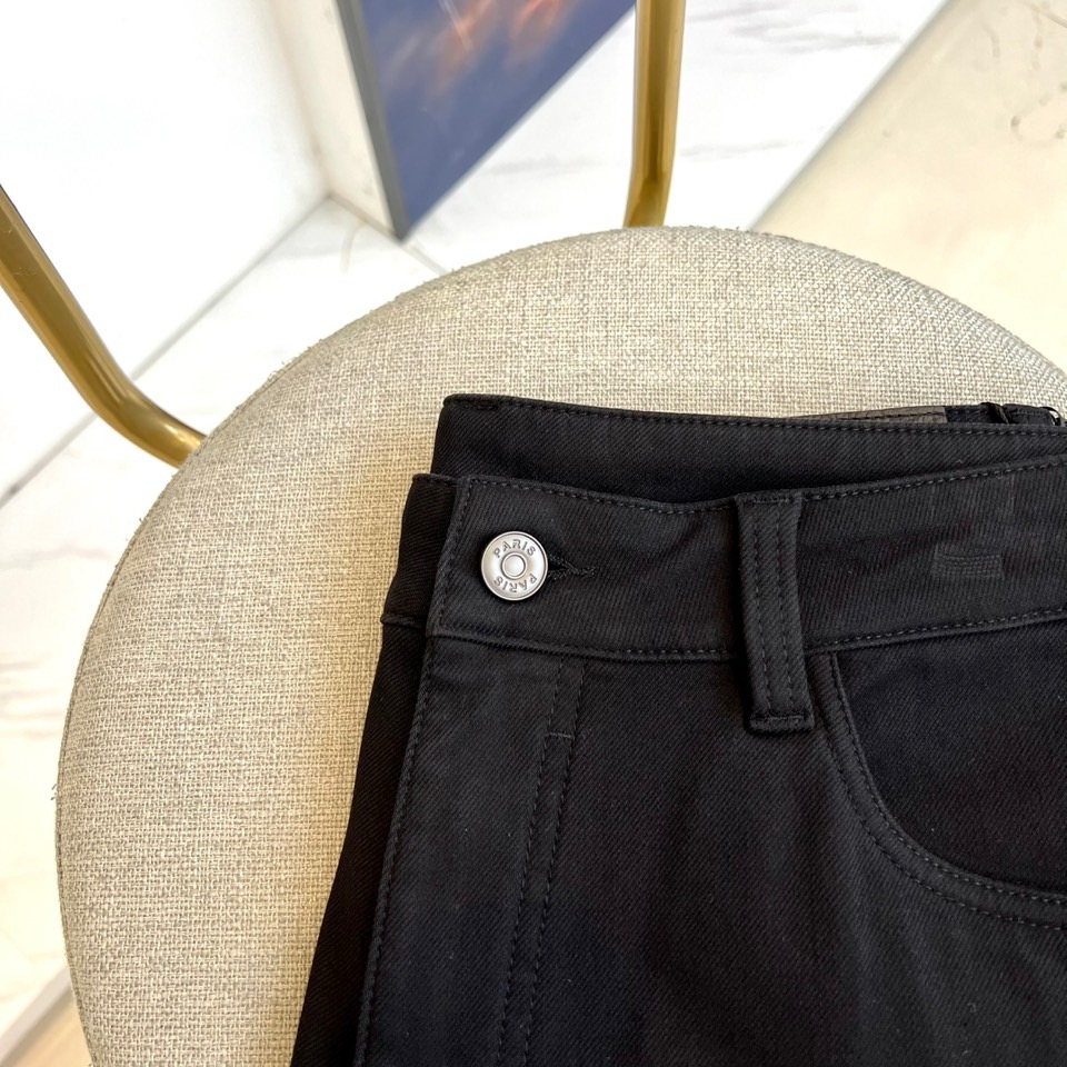 Fend芬迪、2025秋冬新品加绒牛仔裤，以匠心工艺重新定义秋冬保暖时尚。本品选用61%棉、38%聚酯纤