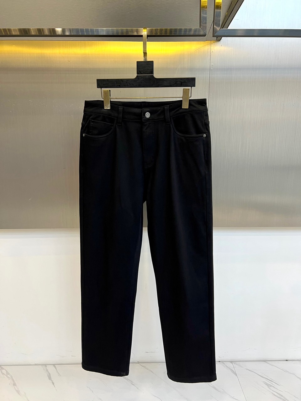 Fend芬迪、2025秋冬新品加绒牛仔裤，以匠心工艺重新定义秋冬保暖时尚。本品选用61%棉、38%聚酯纤