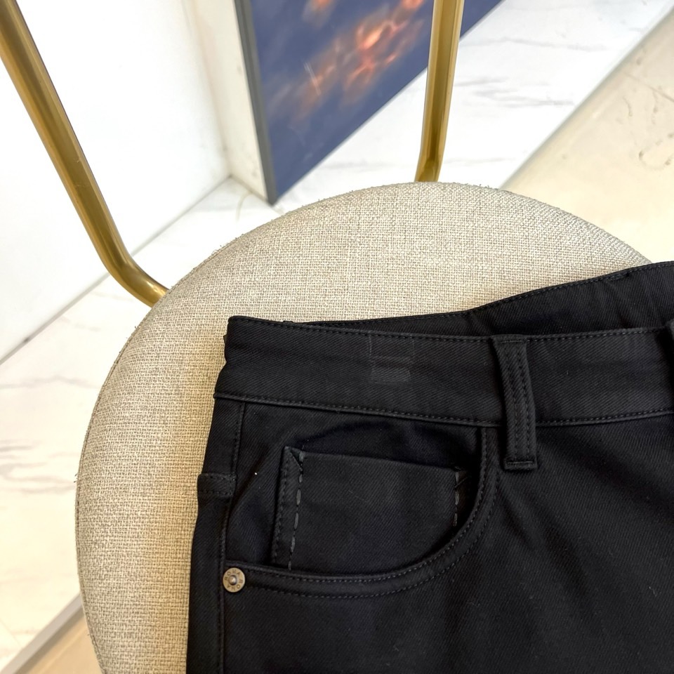 Fend芬迪、2025秋冬新品加绒牛仔裤，以匠心工艺重新定义秋冬保暖时尚。本品选用61%棉、38%聚酯纤