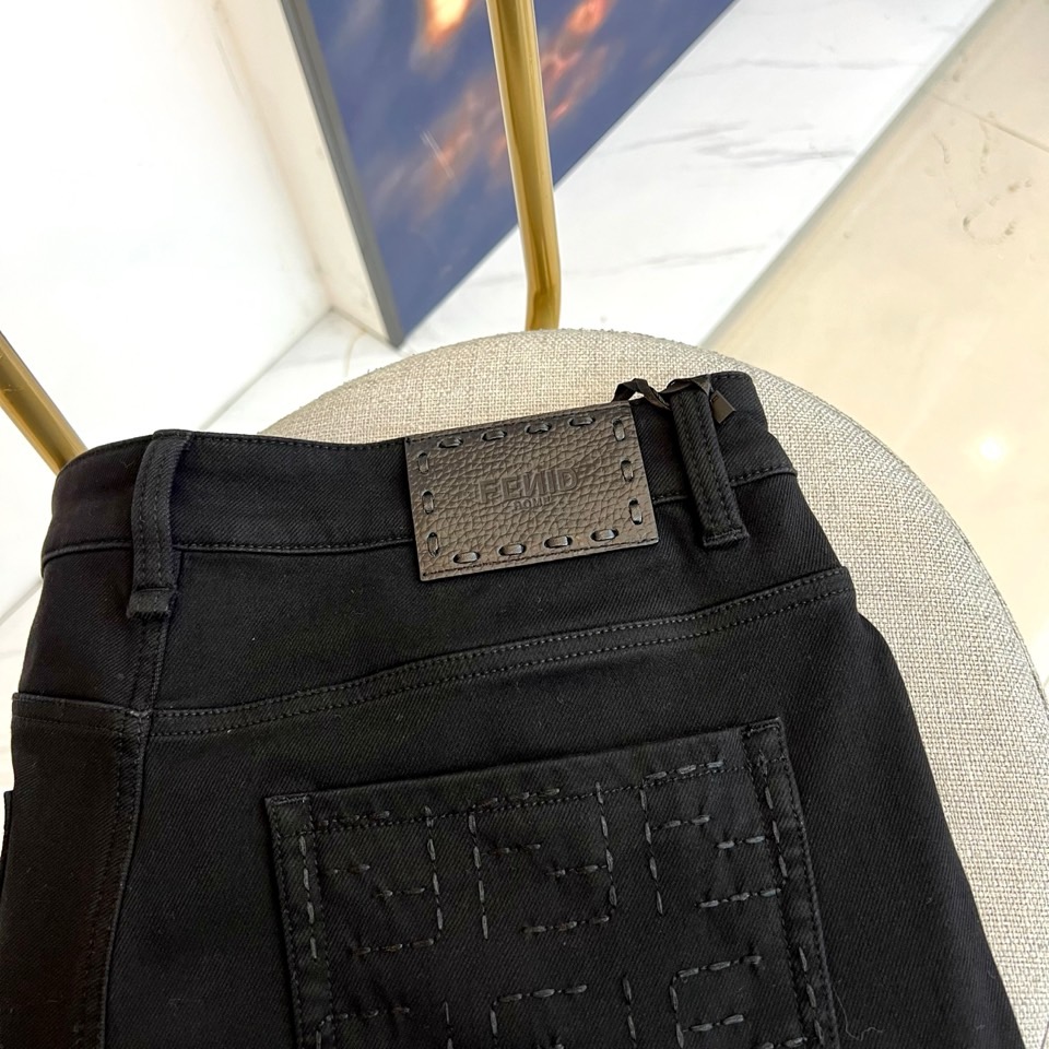Fend芬迪、2025秋冬新品加绒牛仔裤，以匠心工艺重新定义秋冬保暖时尚。本品选用61%棉、38%聚酯纤