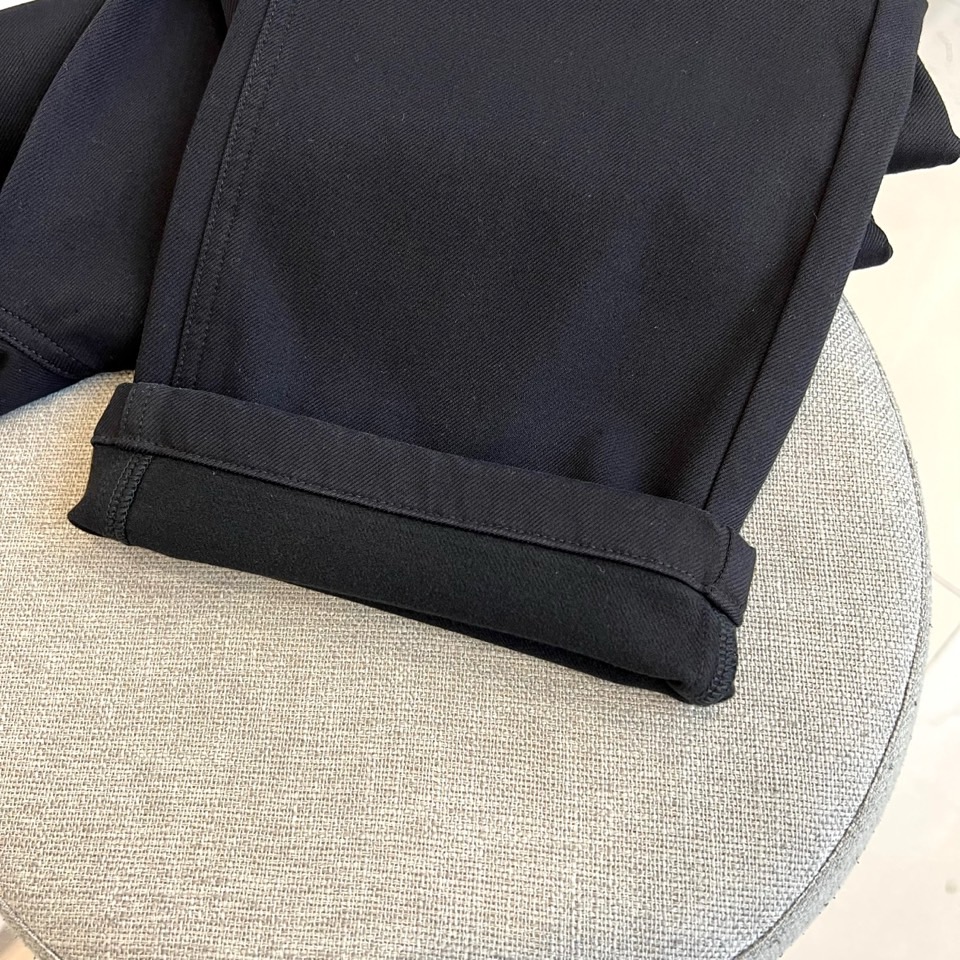 Fend芬迪、2025秋冬新品加绒牛仔裤，以匠心工艺重新定义秋冬保暖时尚。本品选用61%棉、38%聚酯纤