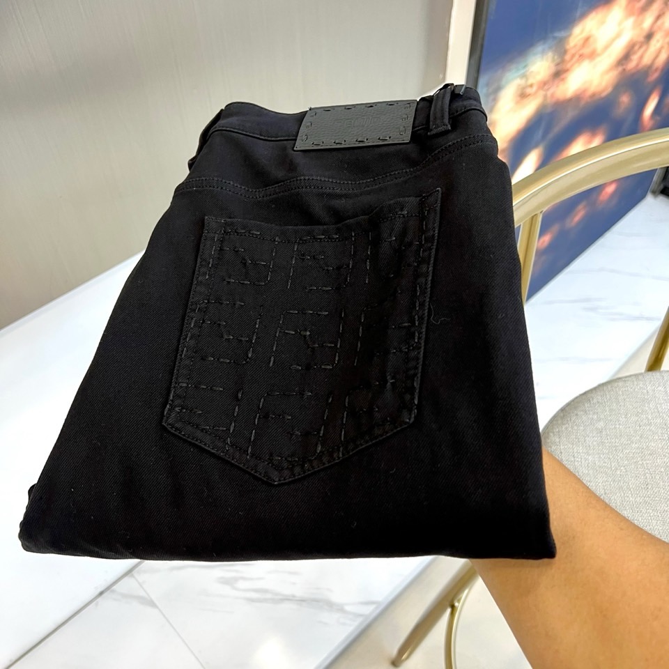 Fend芬迪、2025秋冬新品加绒牛仔裤，以匠心工艺重新定义秋冬保暖时尚。本品选用61%棉、38%聚酯纤