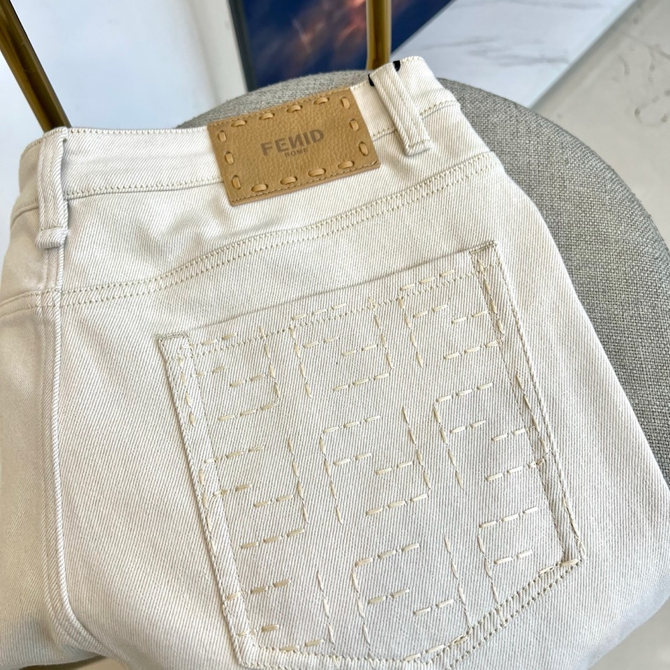 Fend芬迪、2025秋冬新品加绒牛仔裤，以匠心工艺重新定义秋冬保暖时尚。本品选用61%棉、38%聚酯纤