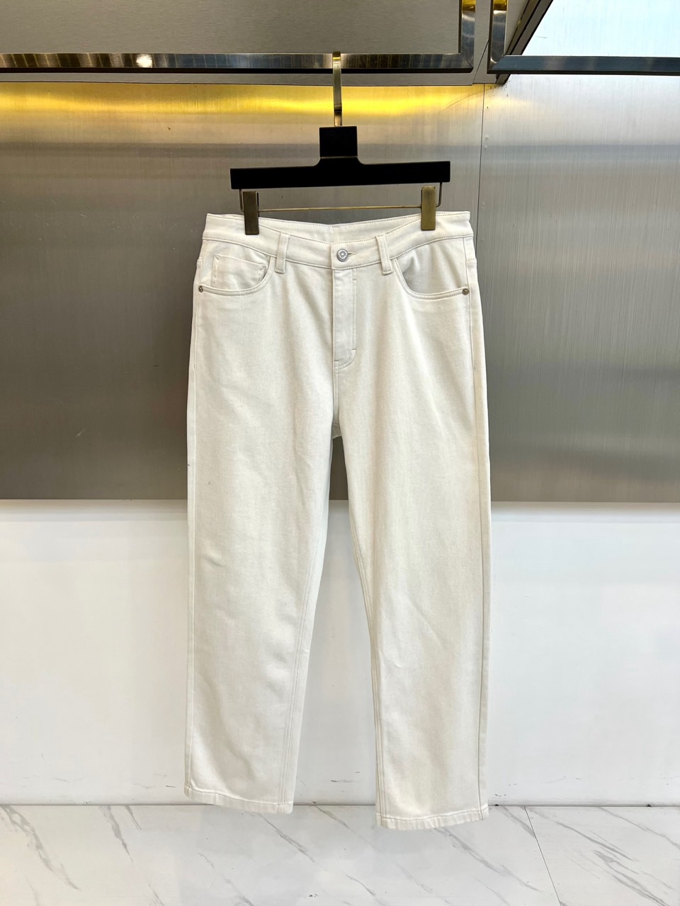 Fend芬迪、2025秋冬新品加绒牛仔裤，以匠心工艺重新定义秋冬保暖时尚。本品选用61%棉、38%聚酯纤